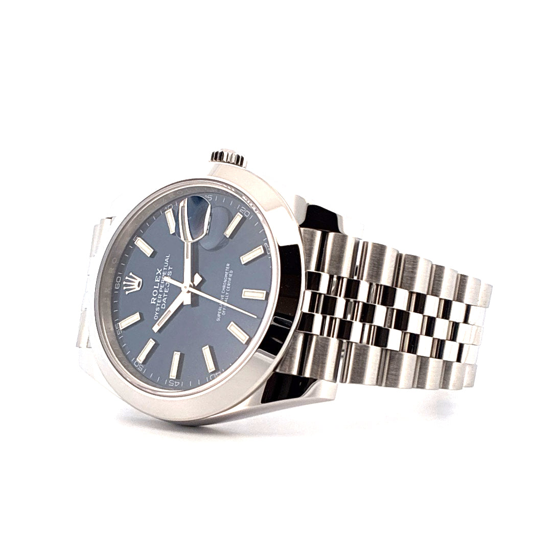 Rolex Datejust 41 mit blauem Zifferblatt und Stahlarmband im Detail auf weißem Hintergrund