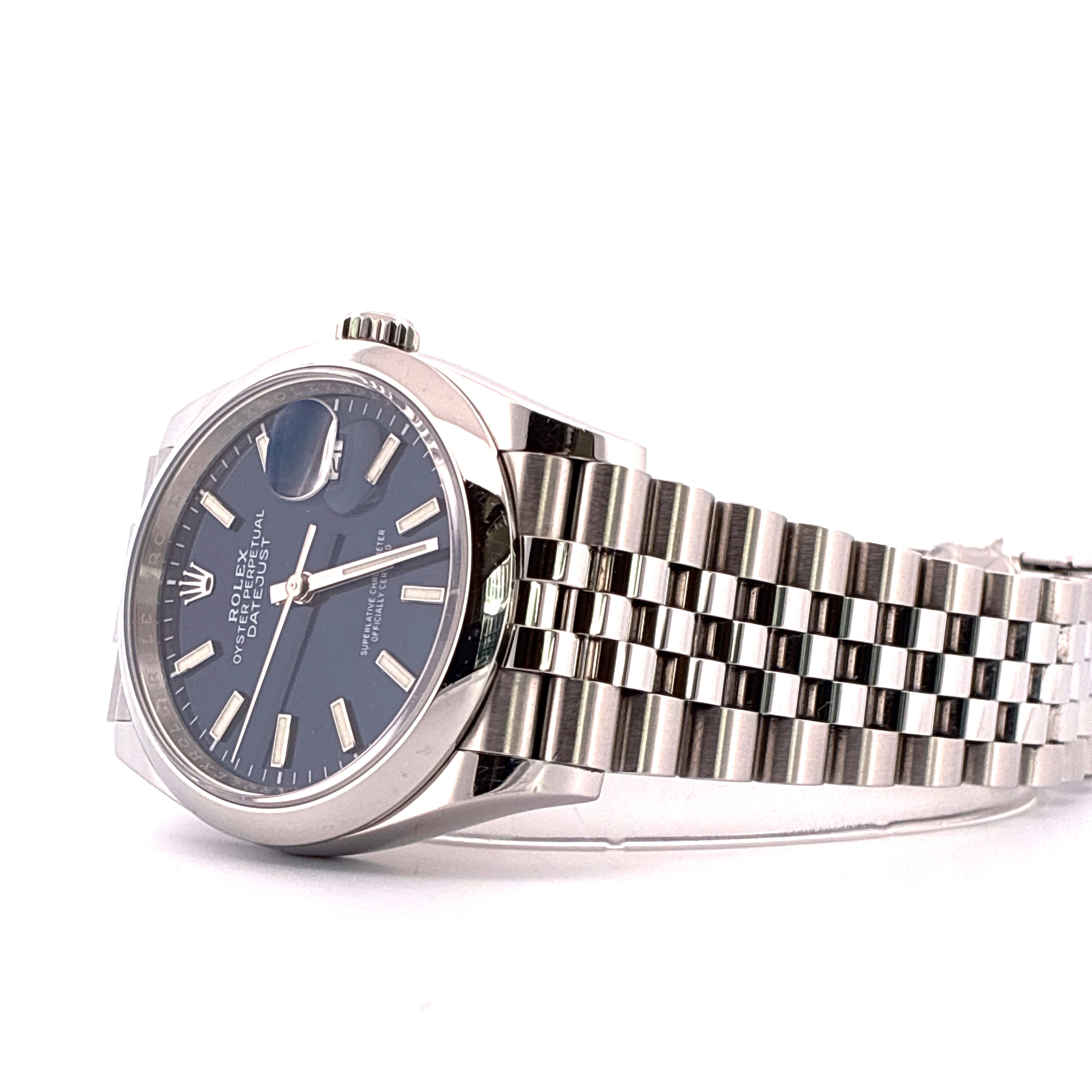Rolex Datejust 36 mit blauem Zifferblatt und Jubilee Armband im Profil auf weissem Hintergrund
