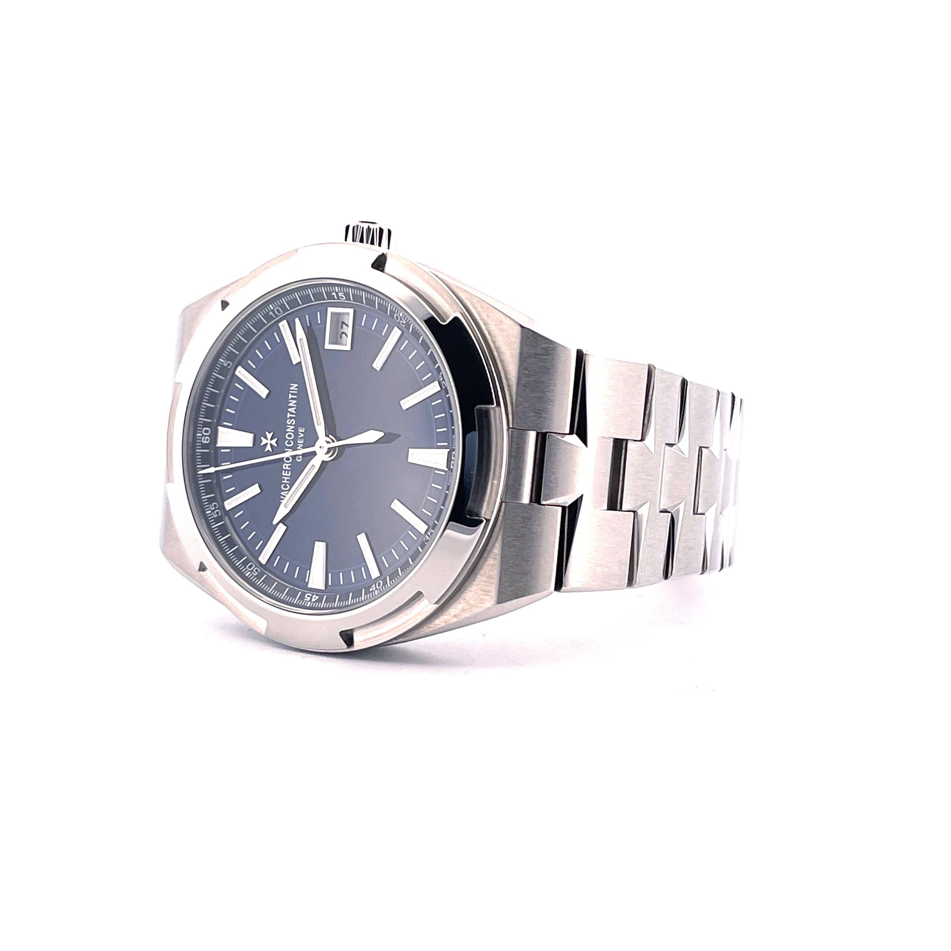 Vacheron Constantin Overseas Automatikuhr mit blauem Zifferblatt und Stahlband aus der Vogelperspektive auf weissem Hintergrund