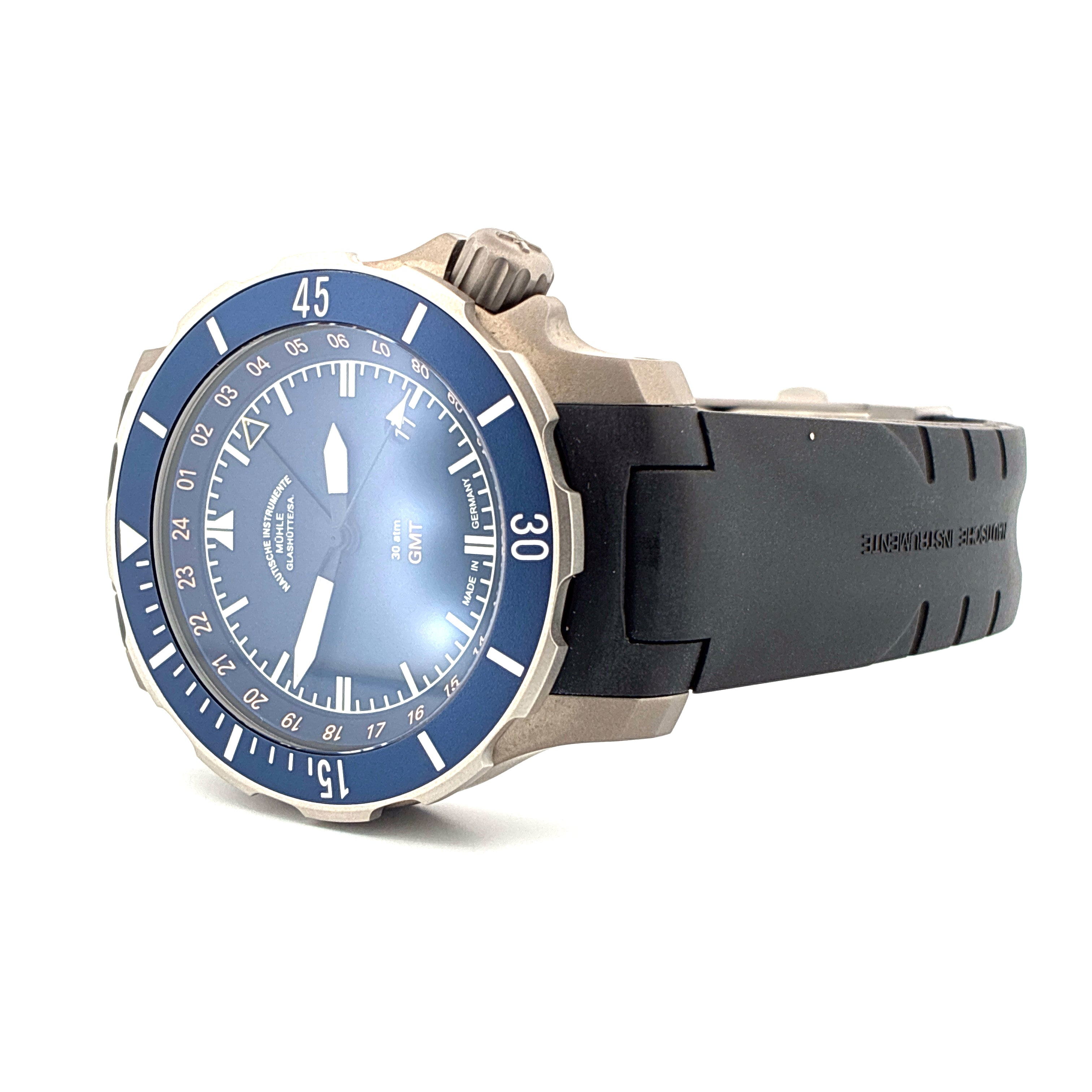 Mühle Glashütte Seebataillon GMT mit blauem Zifferblatt und schwarzem Kautschukband in Seitenansicht