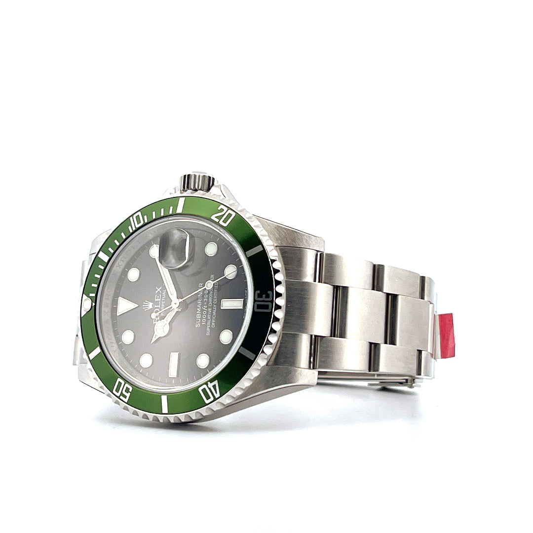 Rolex Kermit Submariner Date im Seitenprofil mit gruener Keramikluelle, Stahlgehaeuse und Stahlband vor weissem Hintergrund