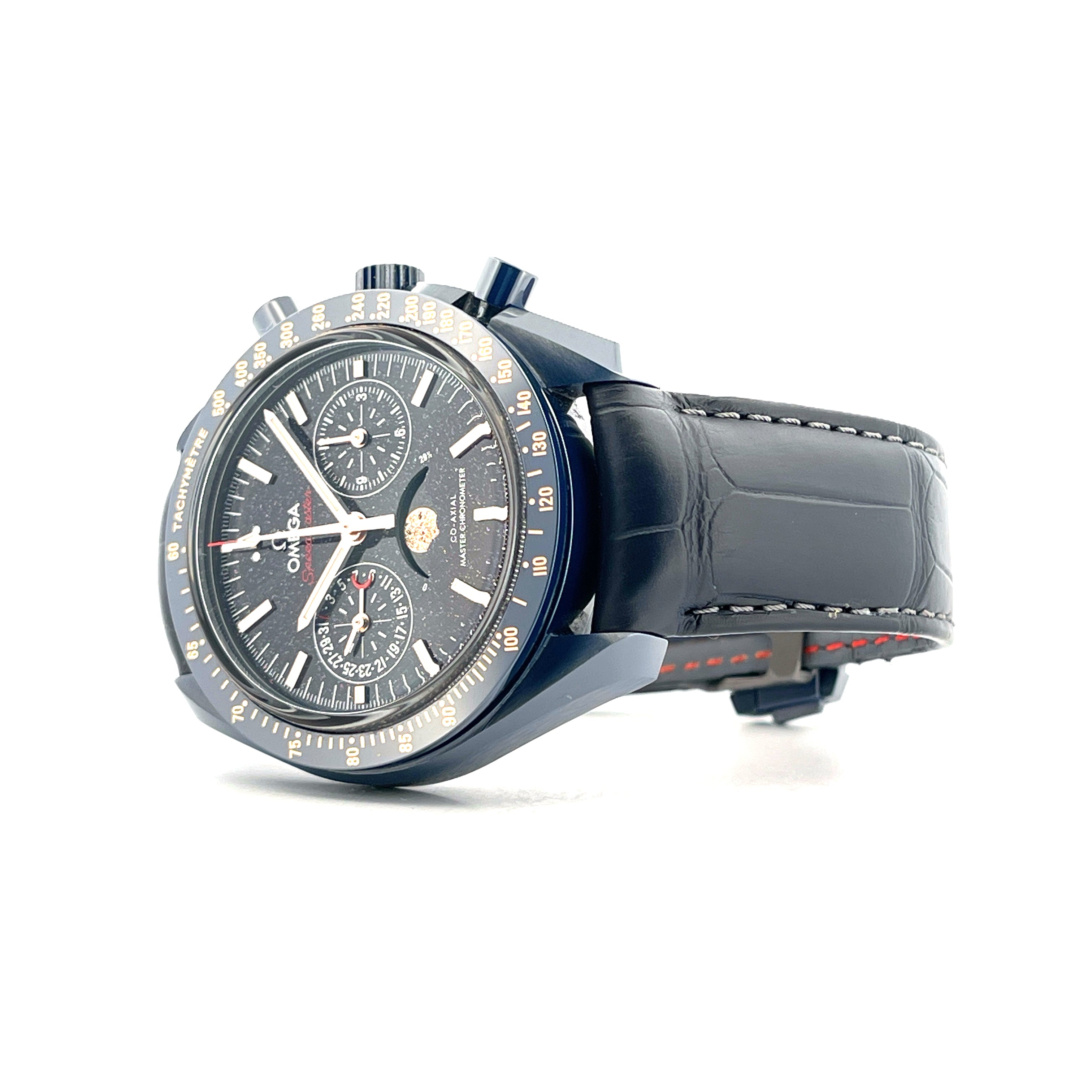 Omega Speedmaster Moonwatch mit blauem Keramikgehäuse und Lederarmband im Seitenprofil