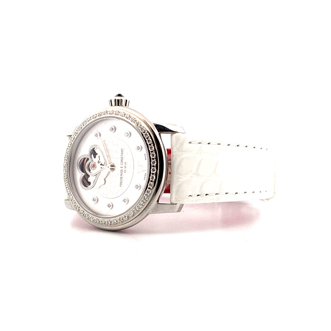 Frederique Constant Ladies Automatic Double Heart Beat 34mm, weißes Krokoband, Diamantlünette, auf weißem Hintergrund