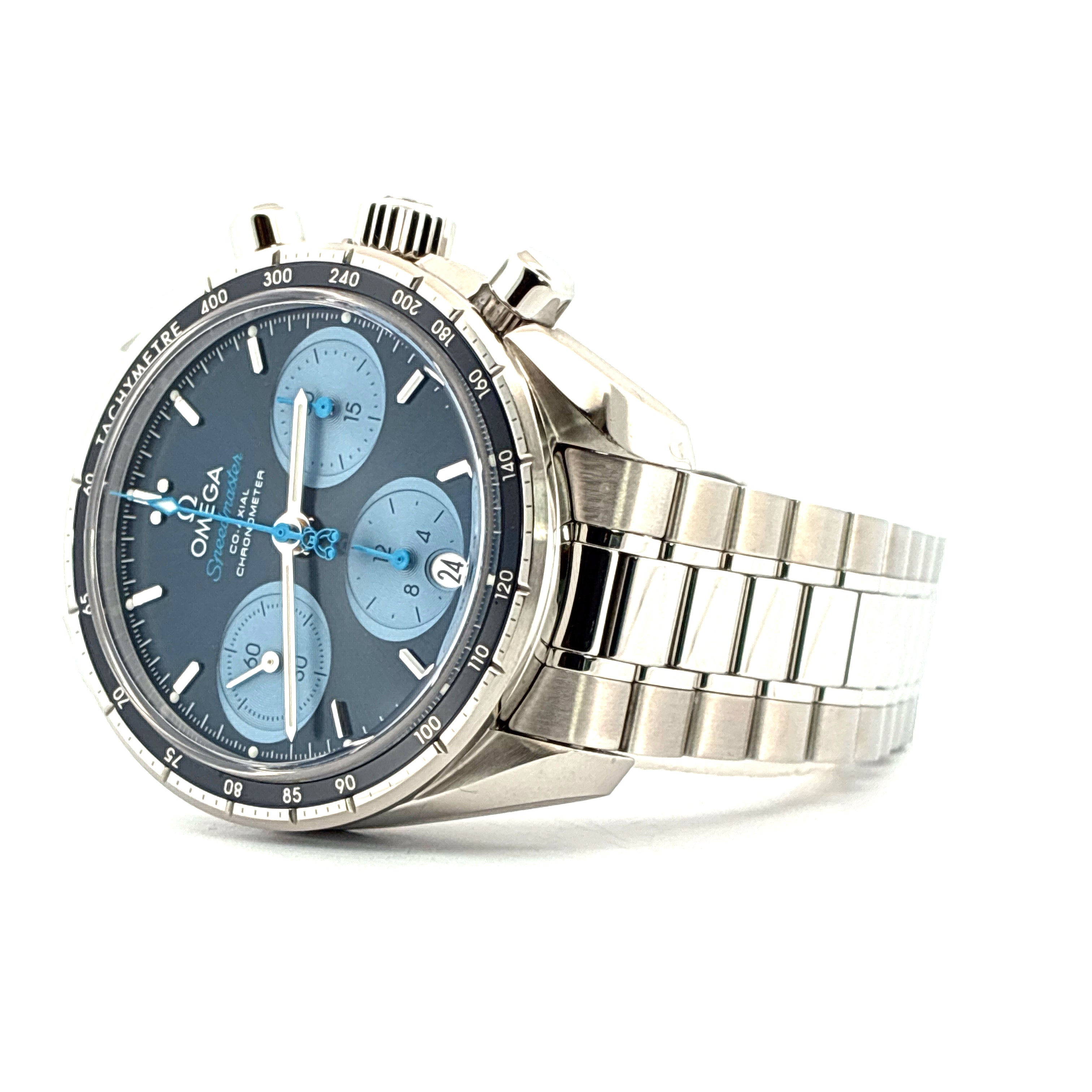 Omega Speedmaster Chronograph Co-axial mit blauem Zifferblatt und Edelstahluhrband auf weissem Hintergrund