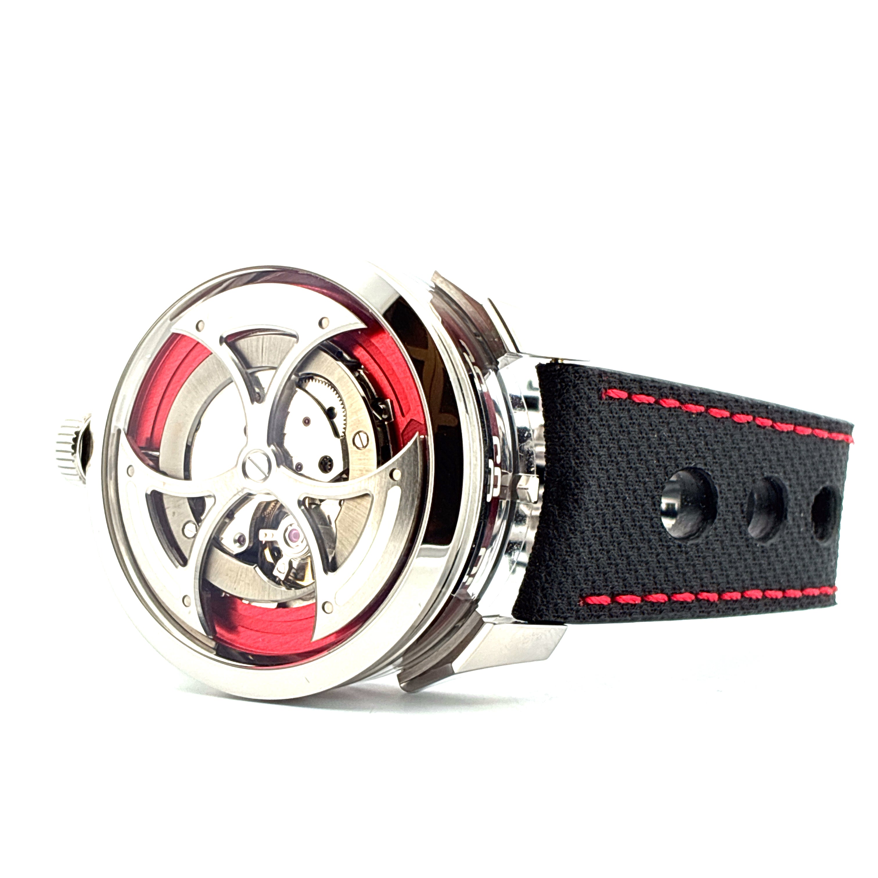 Mb&f M.A.D. 1 Edition im Seitenprofil mit offenem Werk und schwarzem Armband mit roten Nähten