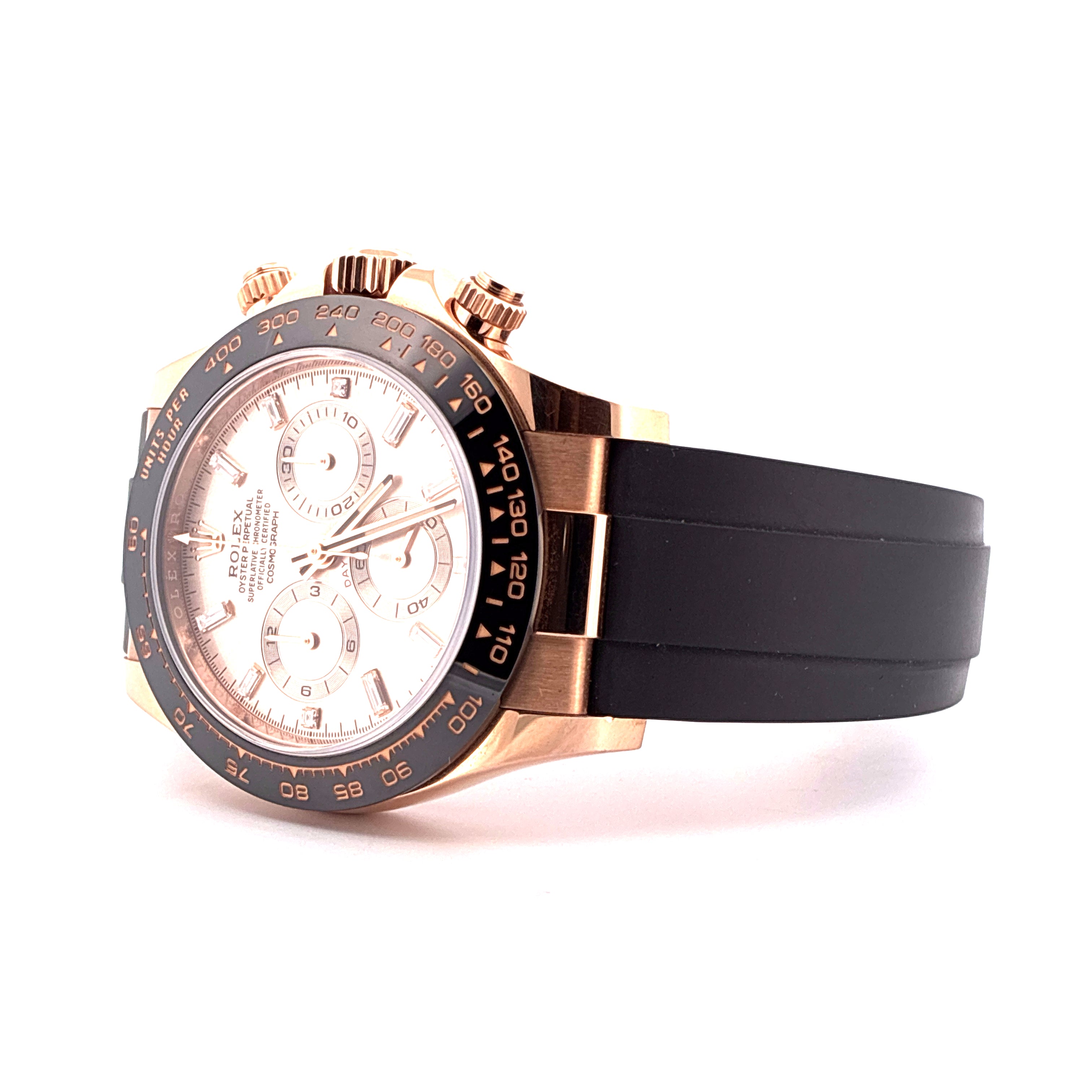 Rolex Daytona Roségold Chronograph mit schwarzem Oysterflex-Band im Profil, auf weißem Hintergrund