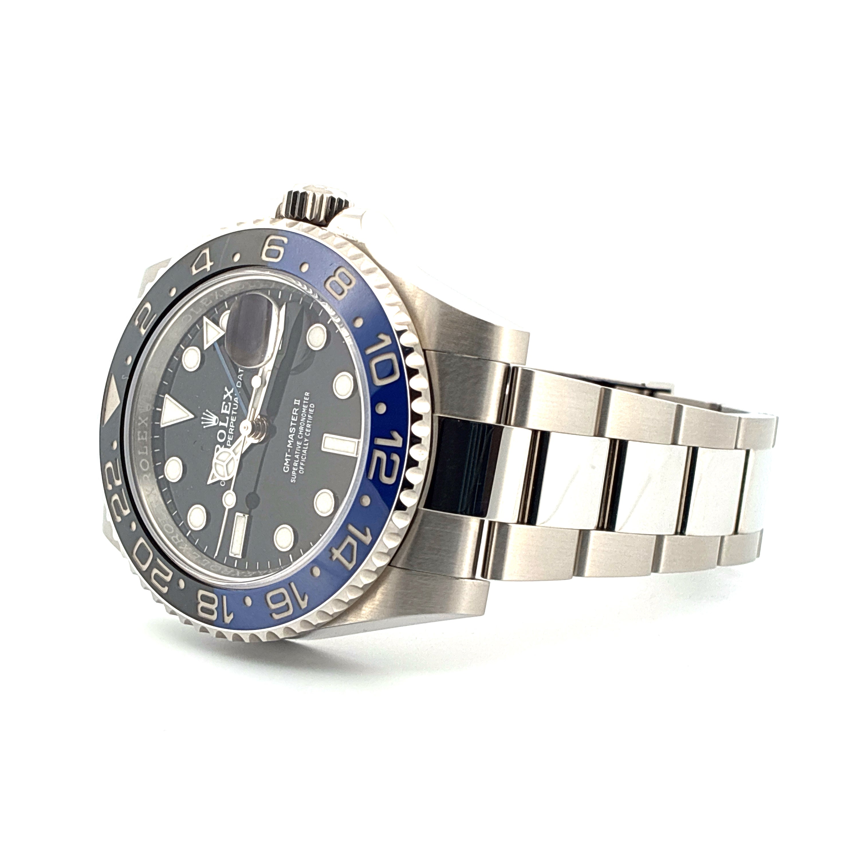 Rolex GMT-Master II Batman in Stahl mit blau-schwarzer Keramiklünette und dunkelgrauem Zifferblatt auf weißem Hintergrund