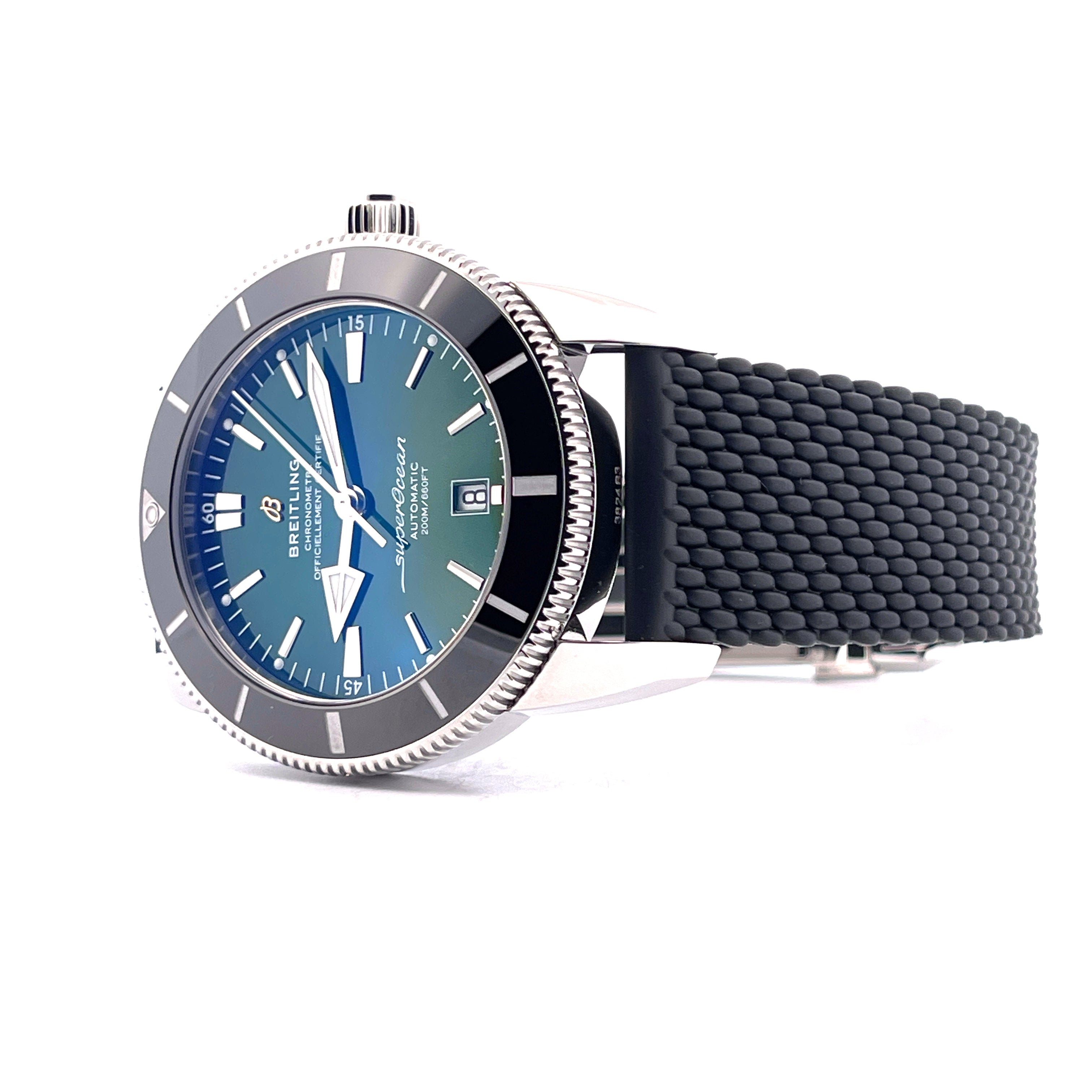 Breitling Superocean Heritage B20 Automatic 46 Green mit schwarzem Kautschukband im Detail