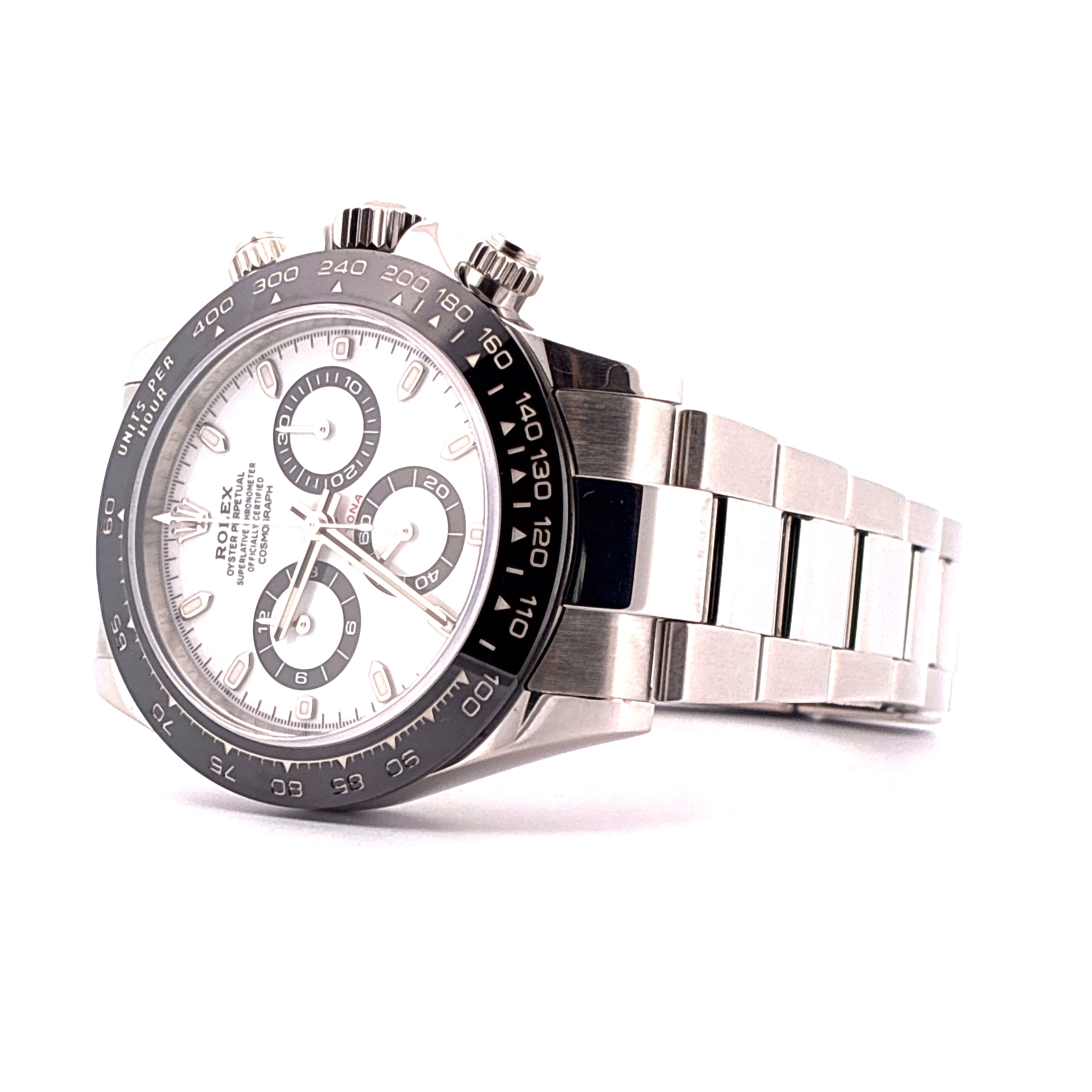 Rolex Daytona Panda aus Stahl, 2019, mit weissem Zifferblatt, Automatikwerk und Stahlband, aus der Perspektive eines geringen Winkels auf weissem H…