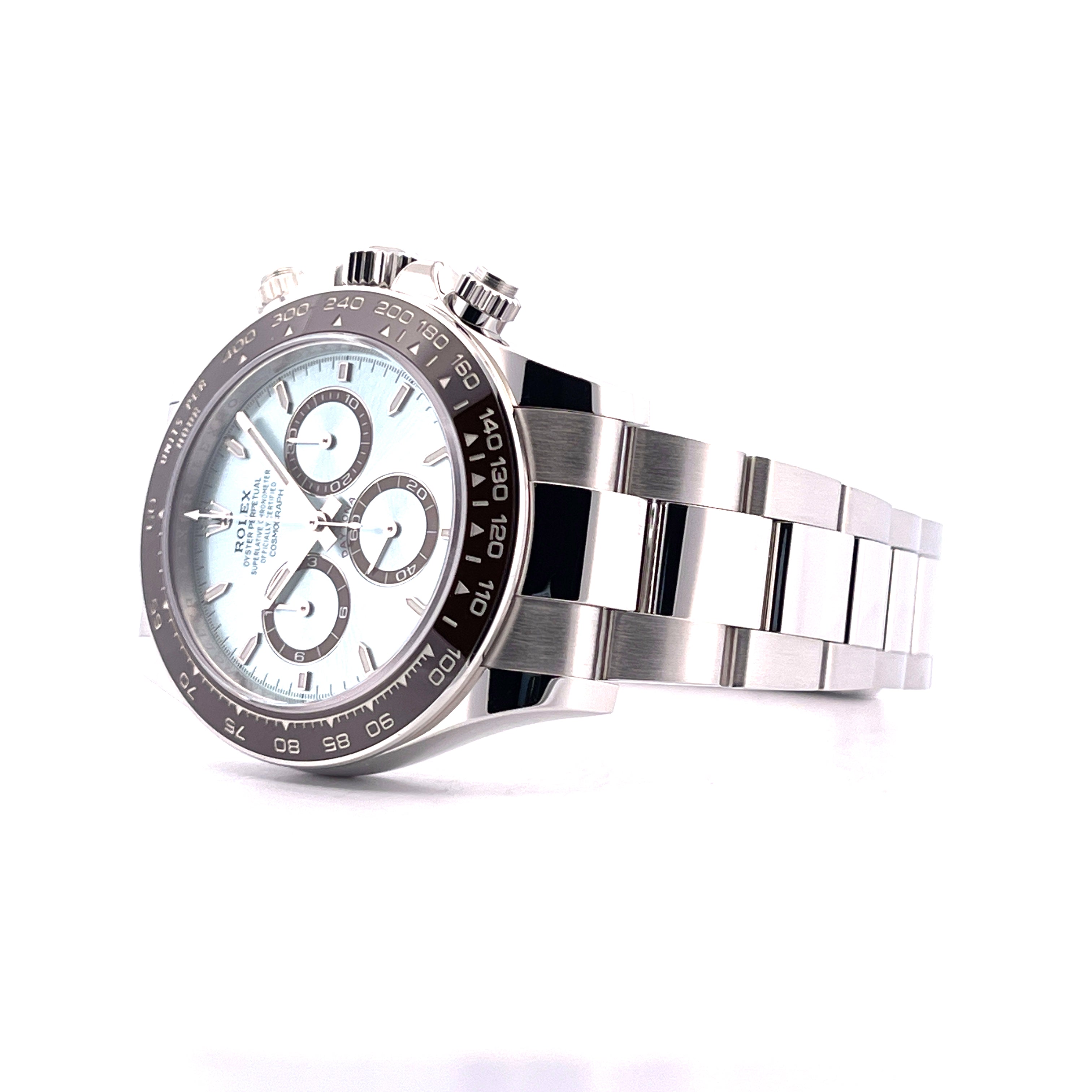 Rolex Daytona Platin Ice Blue 126506 im Detail mit Edelstahlarmband auf weißem Hintergrund