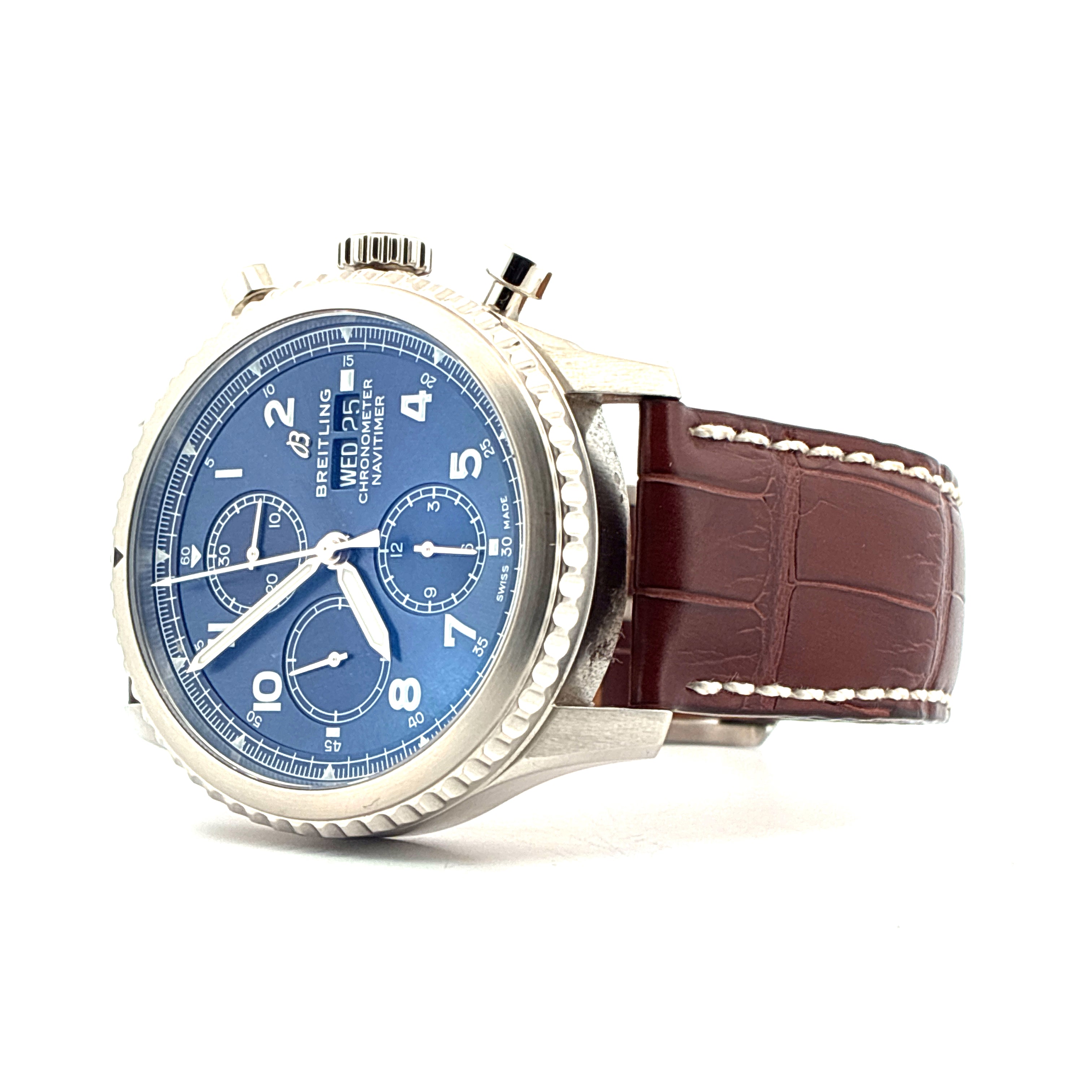 Breitling Navitimer 8 Chronograph mit blauem Zifferblatt und braunem Lederarmband in Seitenansicht