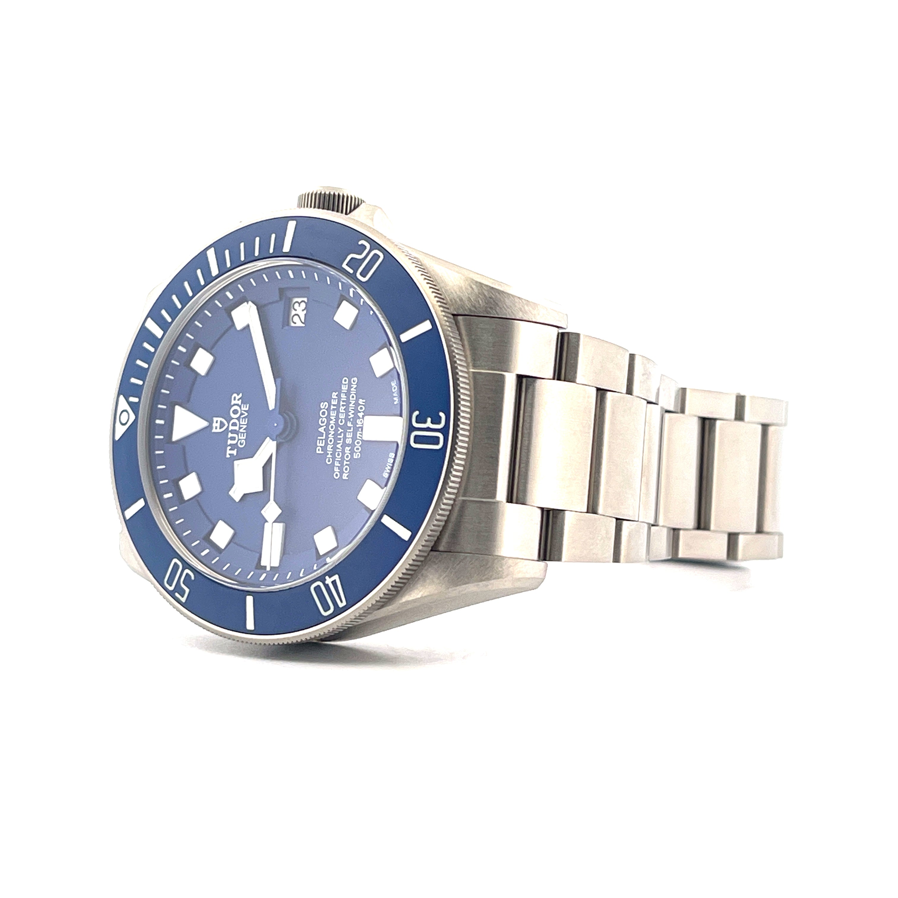 Tudor Pelagos aus Titan mit blauem Zifferblatt und Stahlarmband, Seitenansicht, weißer Hintergrund