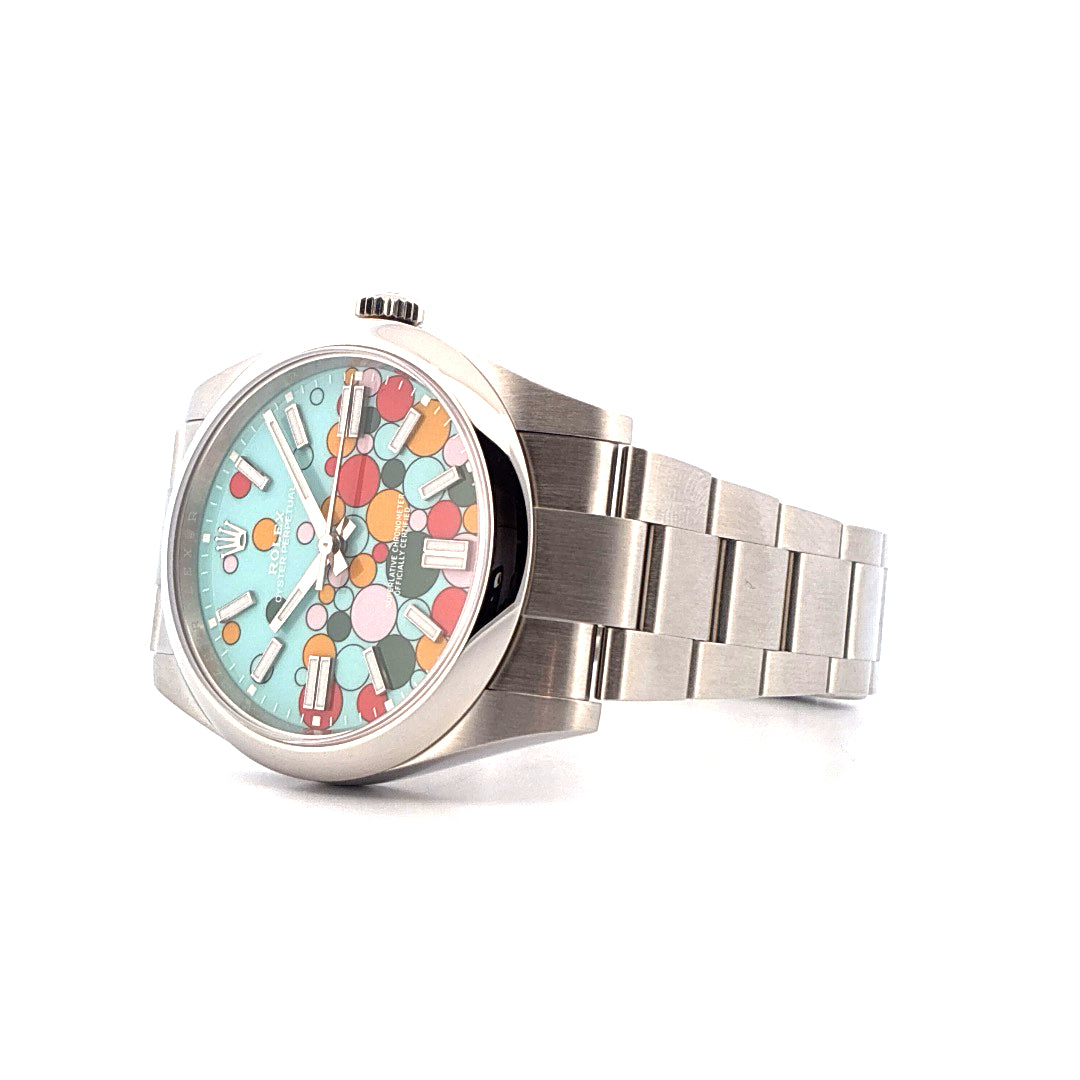 Rolex Oyster Perpetual 41 Celebration mit buntem Zifferblatt und Stahlarmband von der Seite fotografiert