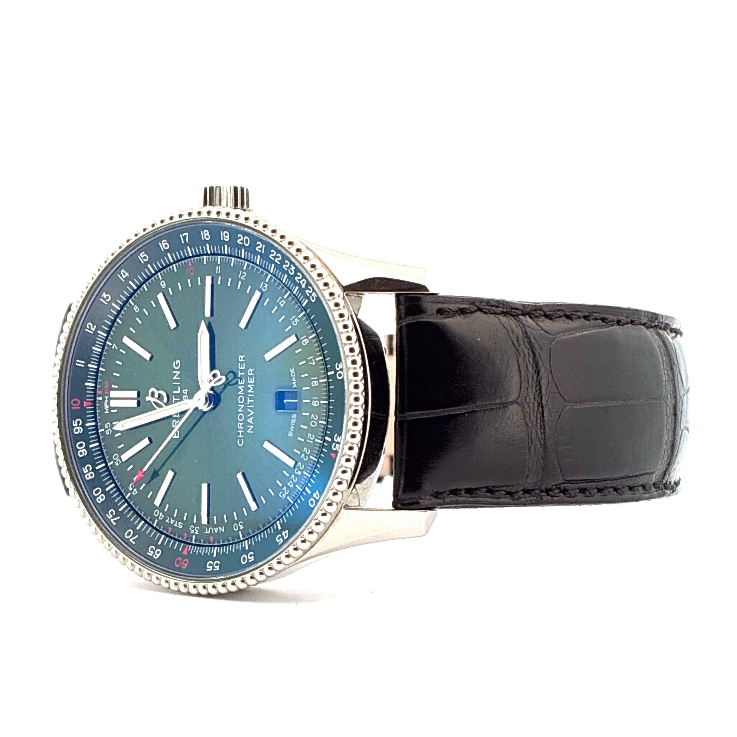 Breitling Navitimer Automatic 41 mit blauem Zifferblatt und schwarzem Lederarmband, seitliche Ansicht auf weißem Hintergrund