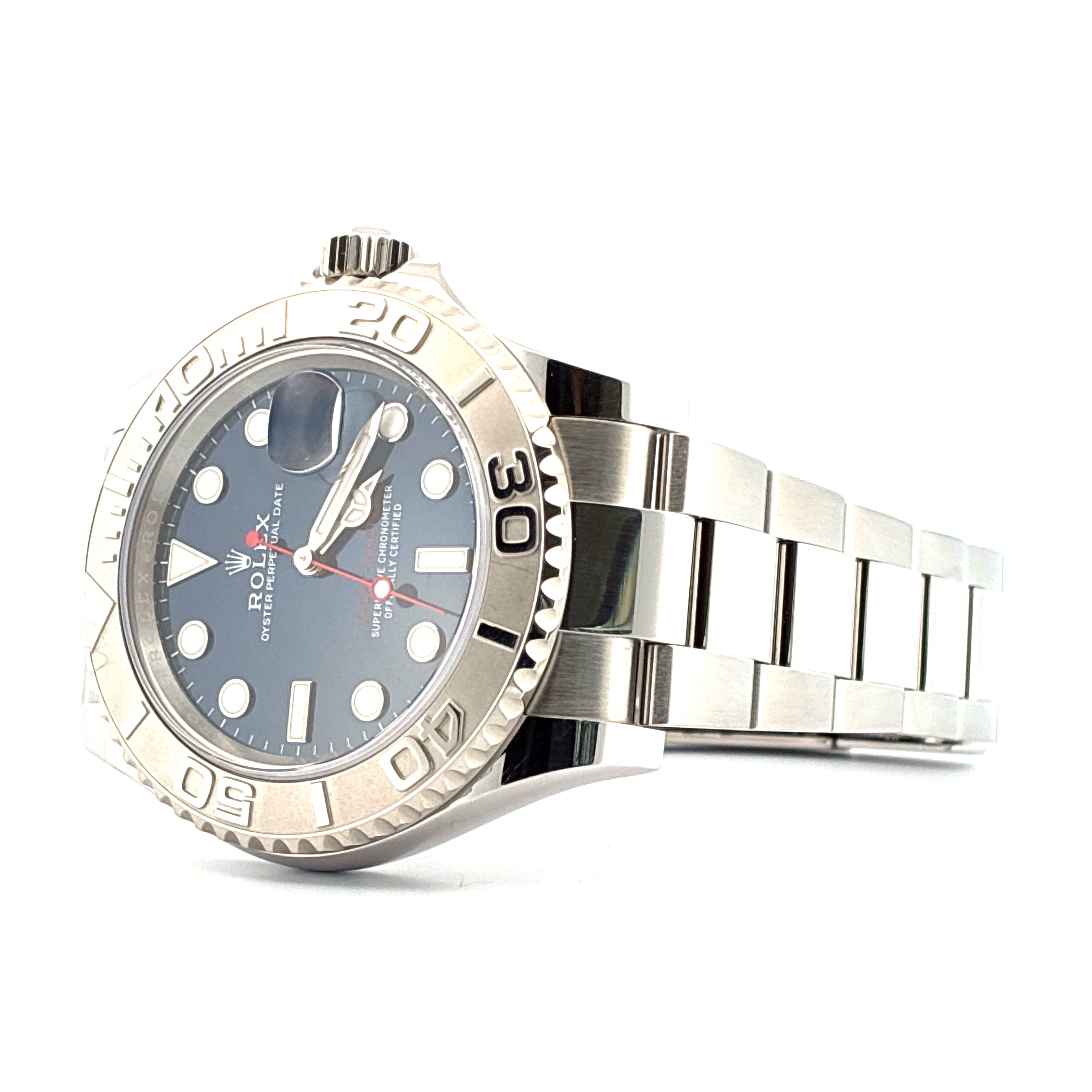 Rolex Yacht-Master 40 mit blauem Zifferblatt, Edelstahlgehäuse und -armband, Perspektive von links vorne, automatische Uhr auf weißem Hintergrund