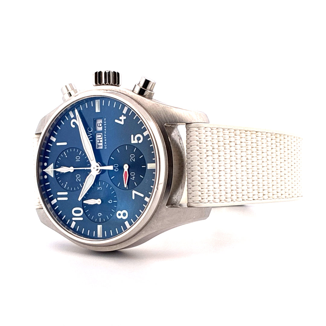 IWC Pilot's Watch Chronograph im sehr guten Zustand mit hellem Armband vor weißem Hintergrund