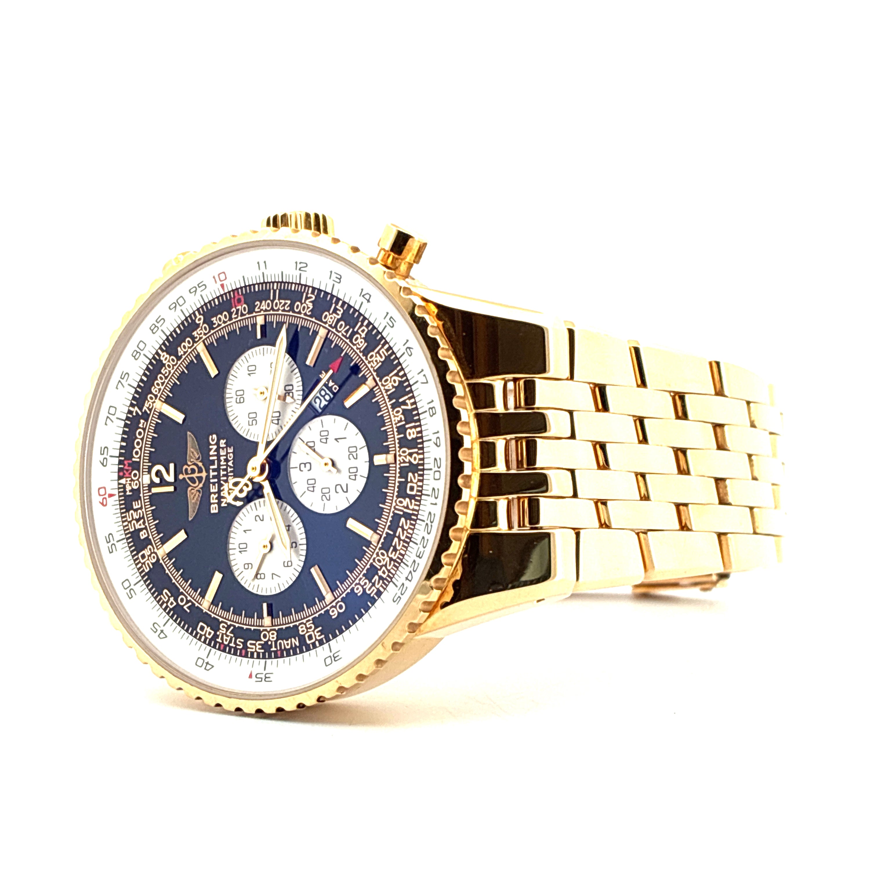 Breitling Navitimer Heritage Uhr aus Gelbgold mit blauem Zifferblatt auf weißem Hintergrund