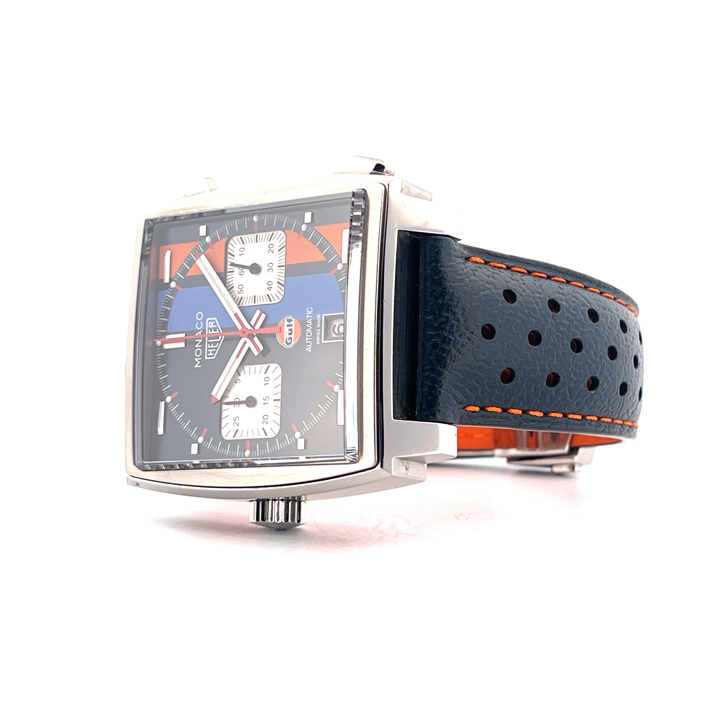 Tag Heuer Monaco Gulf Chronograph mit blauem Lederarmband und orangefarbenen Nähten auf weißem Hintergrund