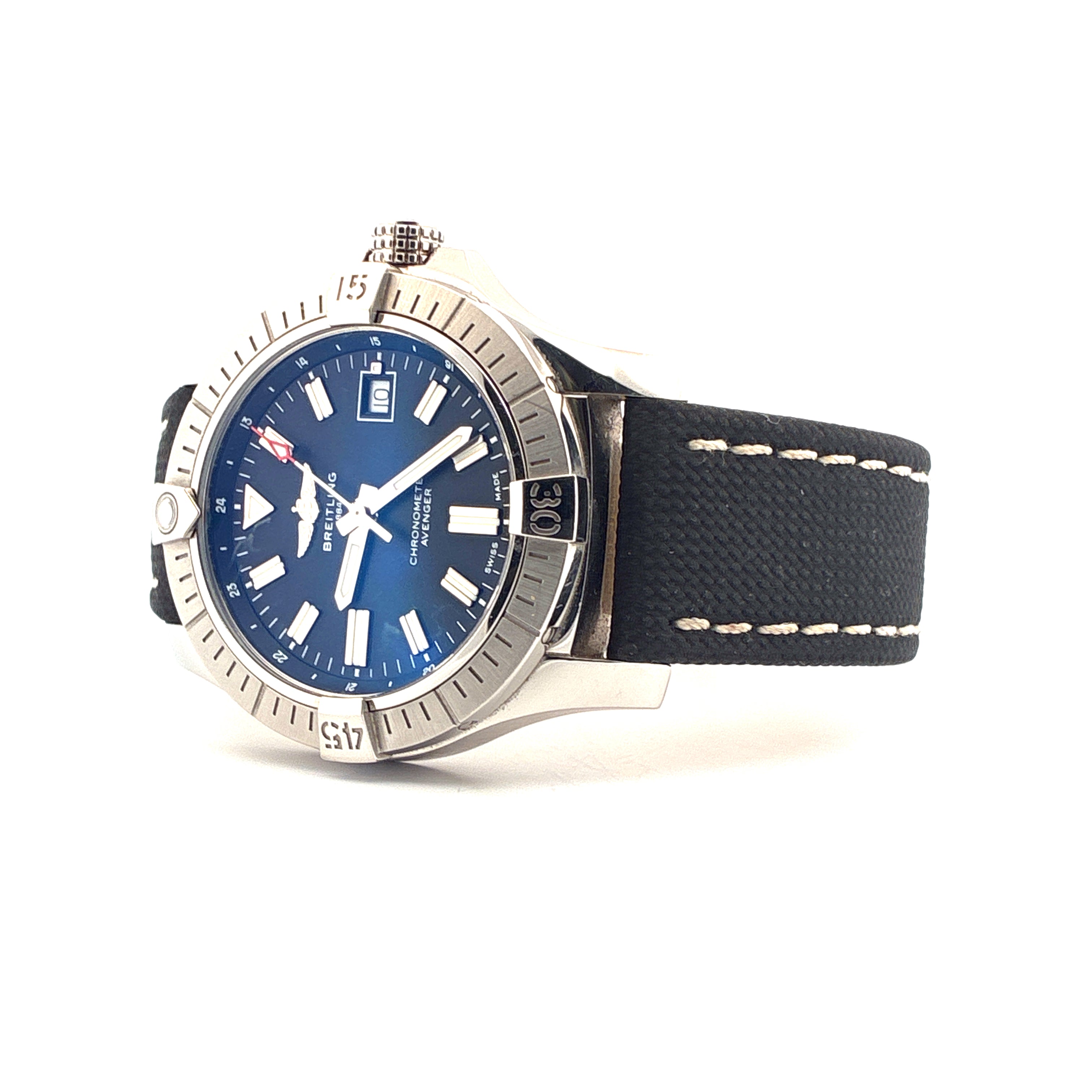 Breitling Avenger Automatic 43 mm, Stahlgehäuse, blaues Zifferblatt, schwarzes Band, weißer Hintergrund