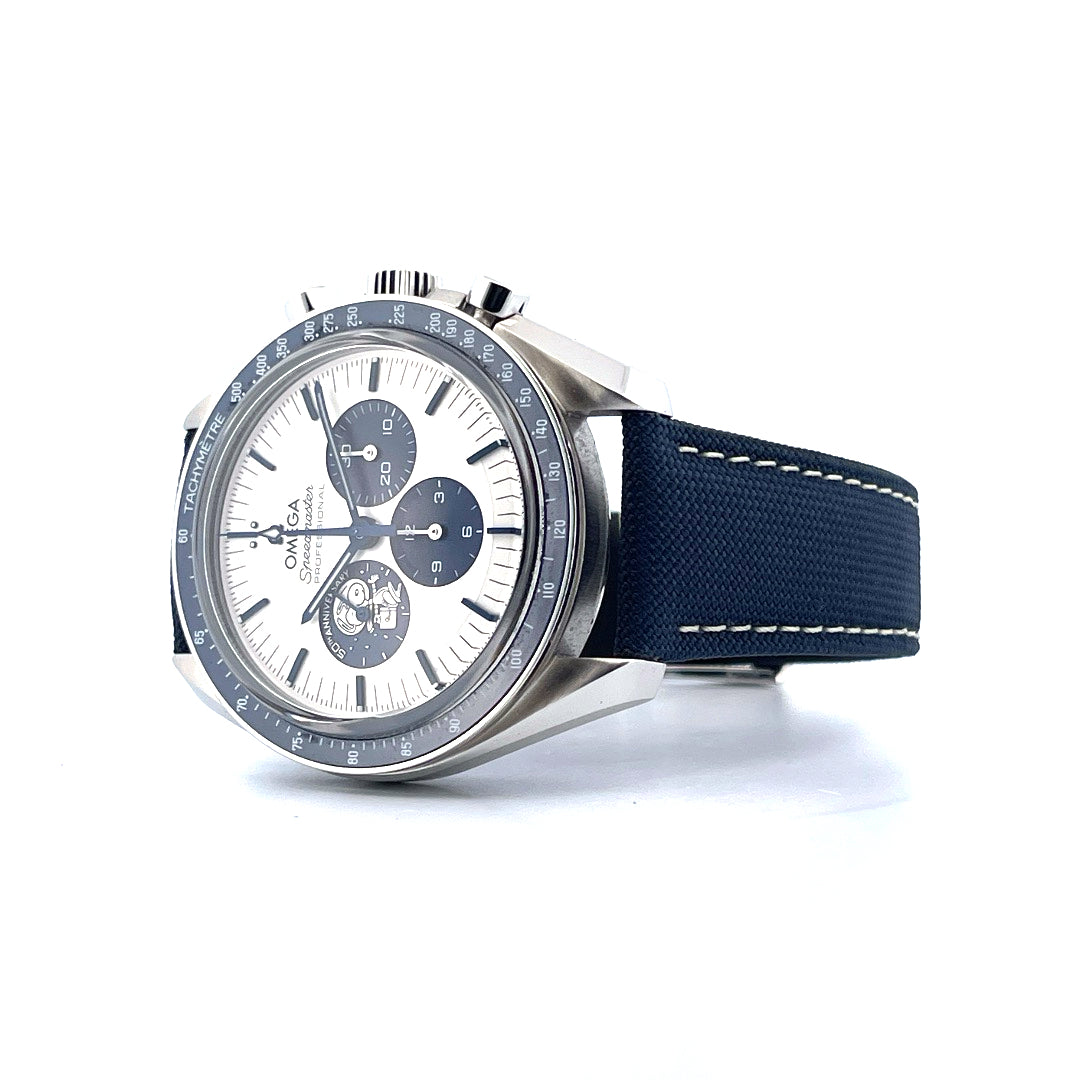 Omega Speedmaster "Silver Snoopy Award" 50th Anniversary Uhr in Edelstahl mit blauem Textilarmband, von der Seite fotografiert