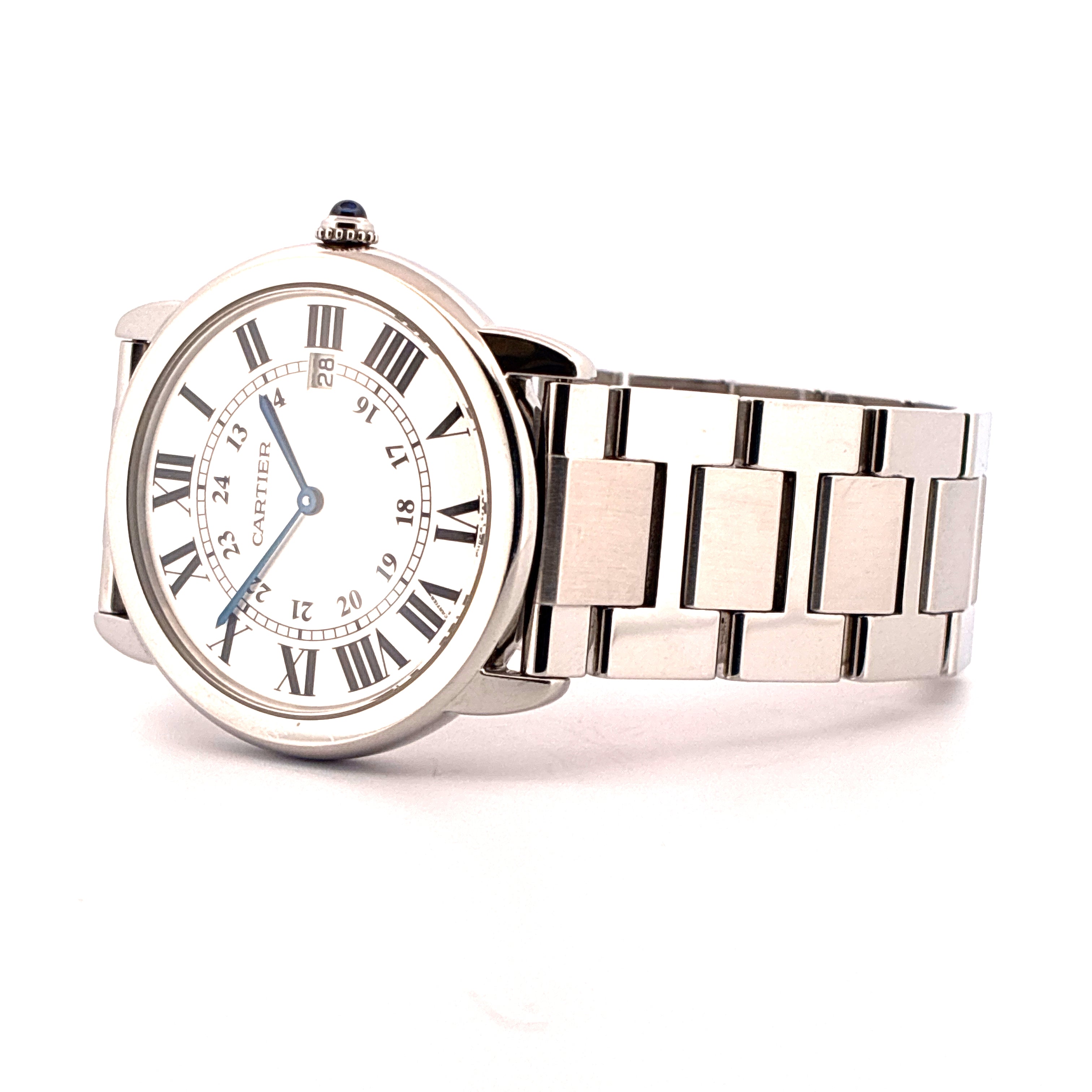 Cartier Ronde Solo de Cartier Quarz Damenuhr Edelstahl Armband und Zifferblatt auf weißem Hintergrund