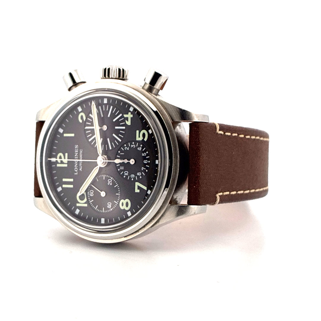 Longines Avigation Bigeye Automatik im Profil auf weißem Hintergrund mit braunem Lederarmband