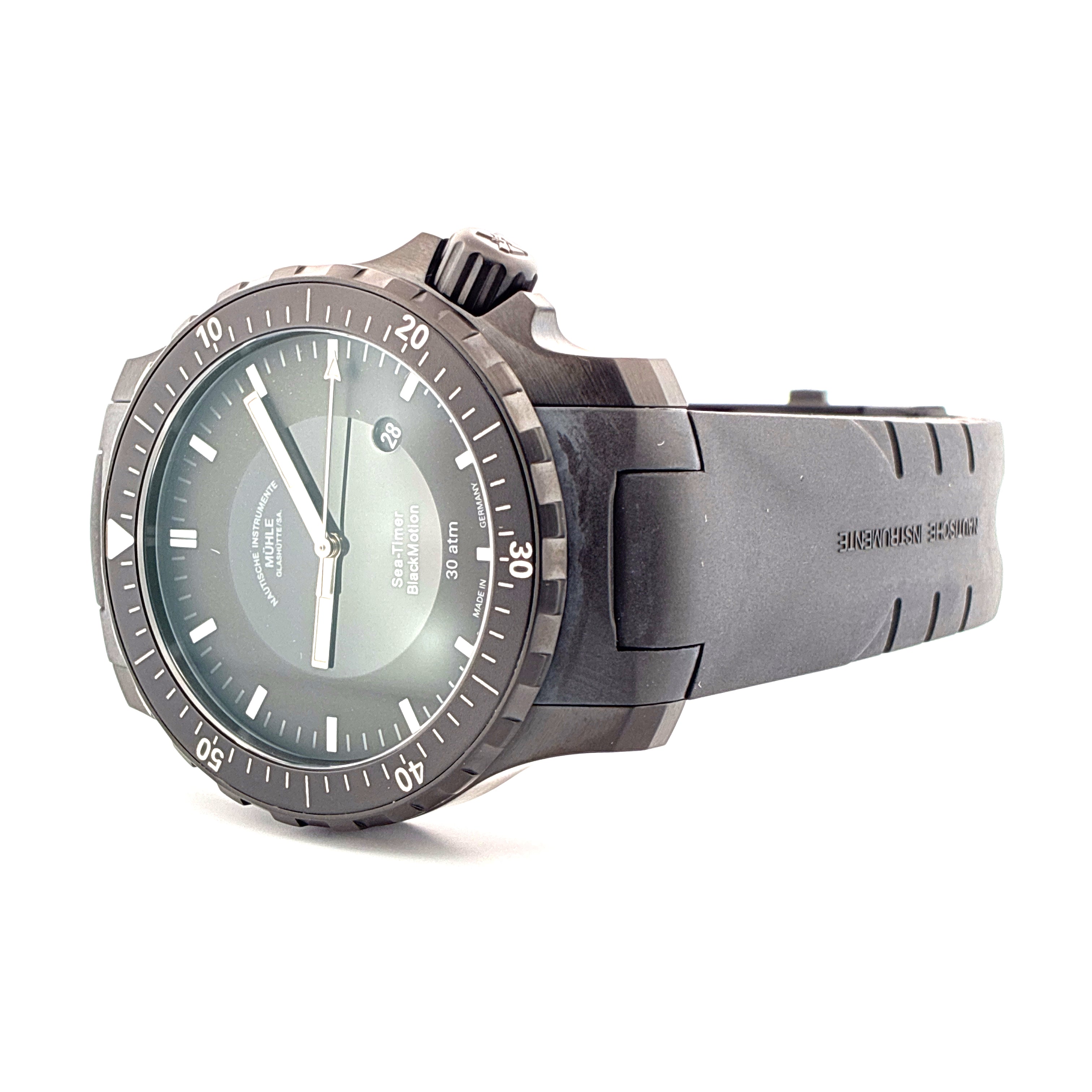Mühle Glashütte Sea-timer Blackmotion Automatik-Uhr mit schwarzem Zifferblatt und Kautschukband auf weißem Hintergrund