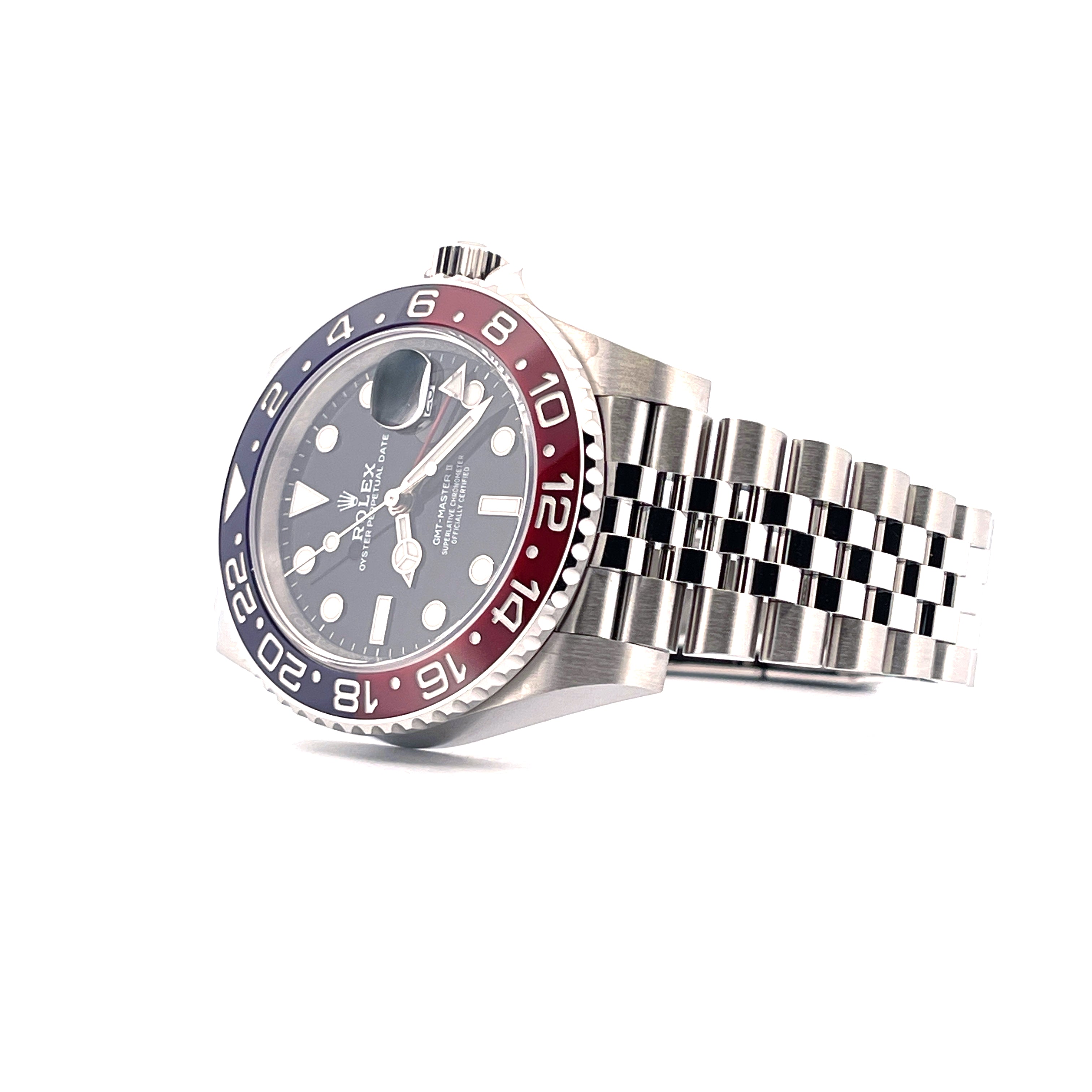 Rolex GMT-Master II Pepsi Jubilee aus Edelstahl mit zweifarbiger Keramiklünette auf weißem Hintergrund