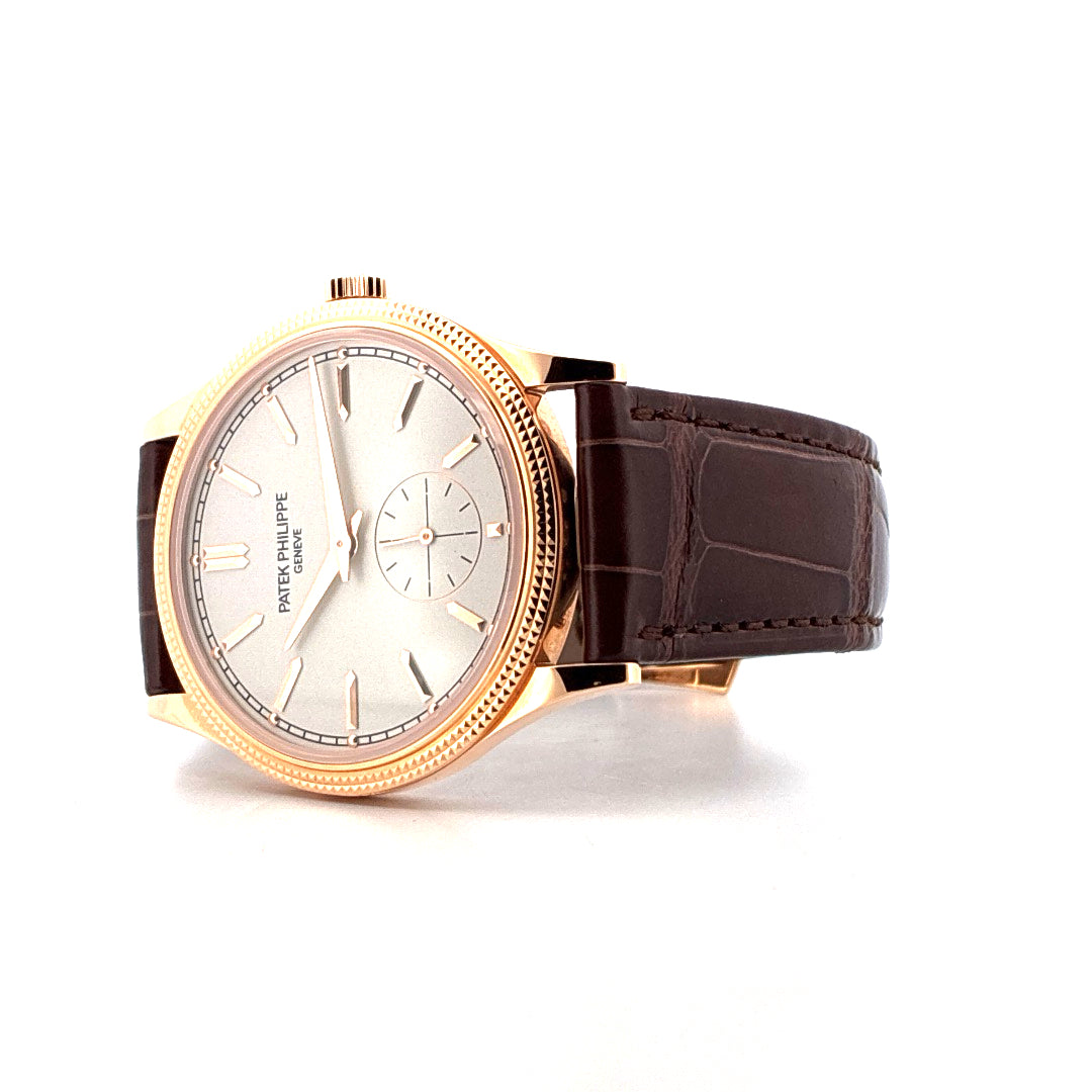 Patek Philippe Calatrava 6119R im Profil von rechts mit braunem Krokoband und hellem Zifferblatt