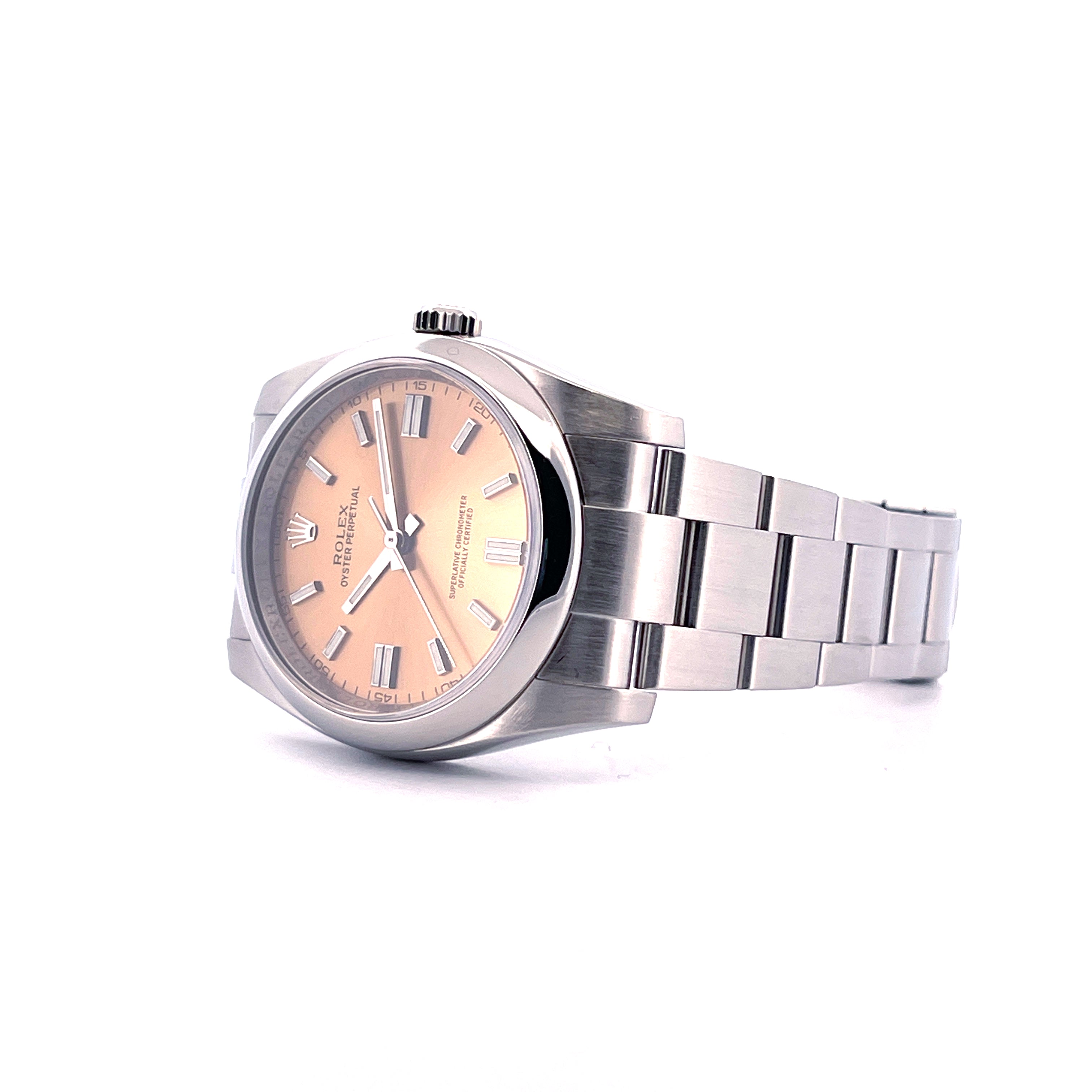 Rolex Oyster Perpetual 36 mit beigem Zifferblatt und Stahlarmband von der Seite fotografiert auf weissem Hintergrund