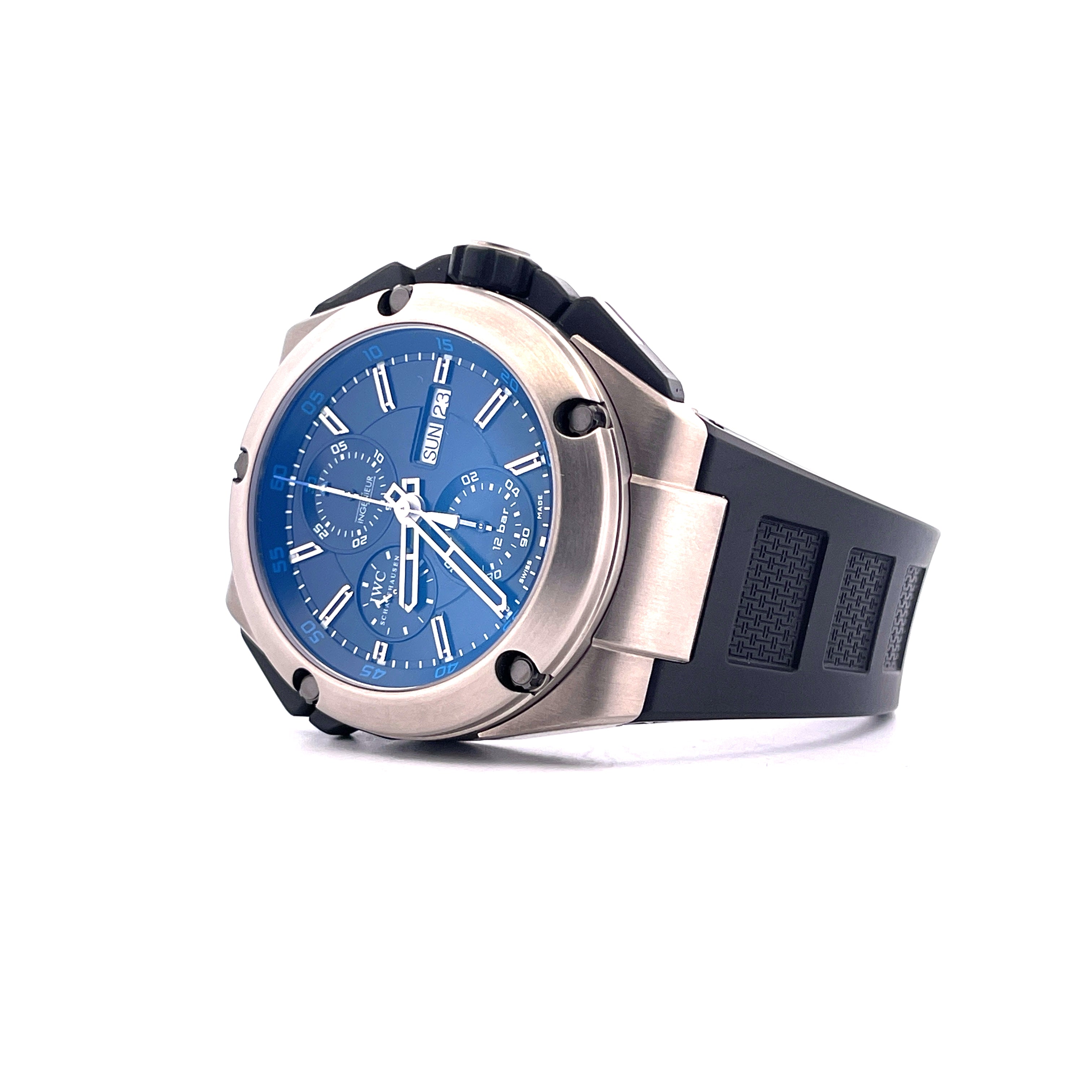 IWC Ingenieur Double Chronograph Titan mit blauem Zifferblatt und Kautschukband auf weißem Hintergrund