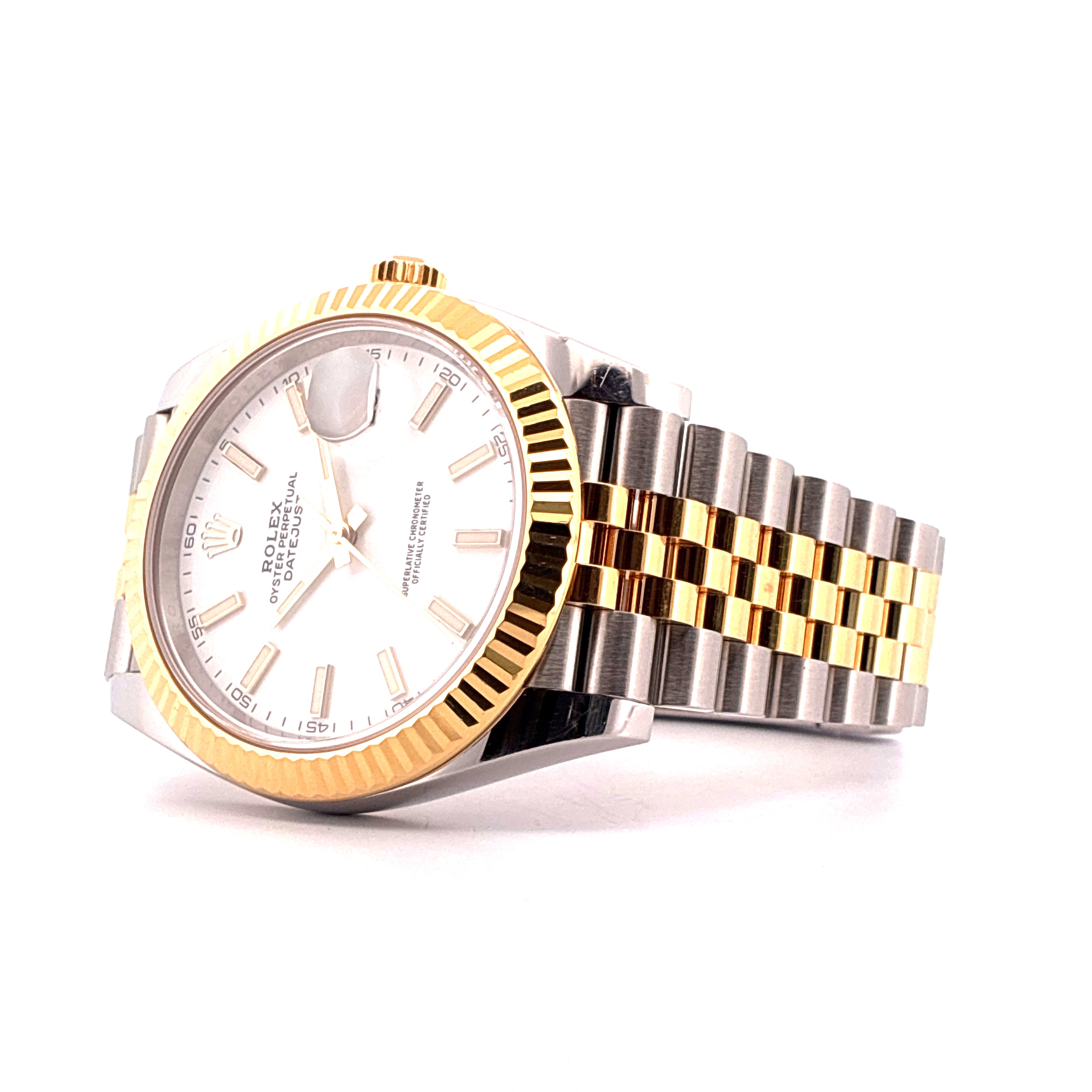 Rolex Datejust 41 Bicolor Uhr im Halbprofil mit weissem Zifferblatt und Jubilée-Armband im Studio aufgenommen