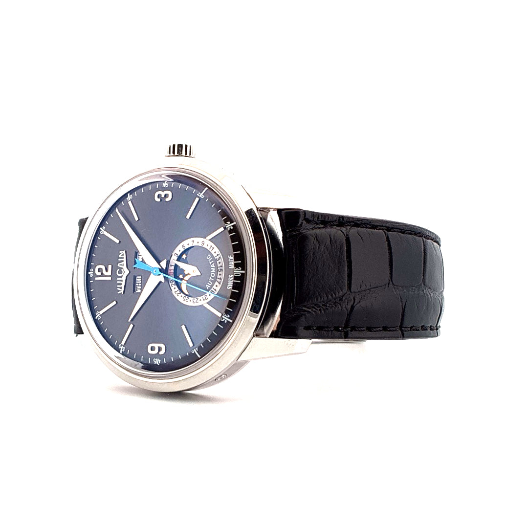 Vulcain 50s Presidents Moonphase neu, Luxusuhr mit blauem Zifferblatt und schwarzem Lederarmband im Seitenprofil