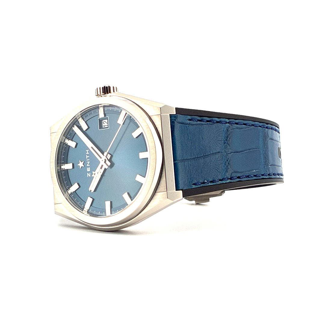 Zenith Defy Classic Titan (2024) mit blauem Zifferblatt und Kroko-Lederarmband in einem sehr guten Zustand
