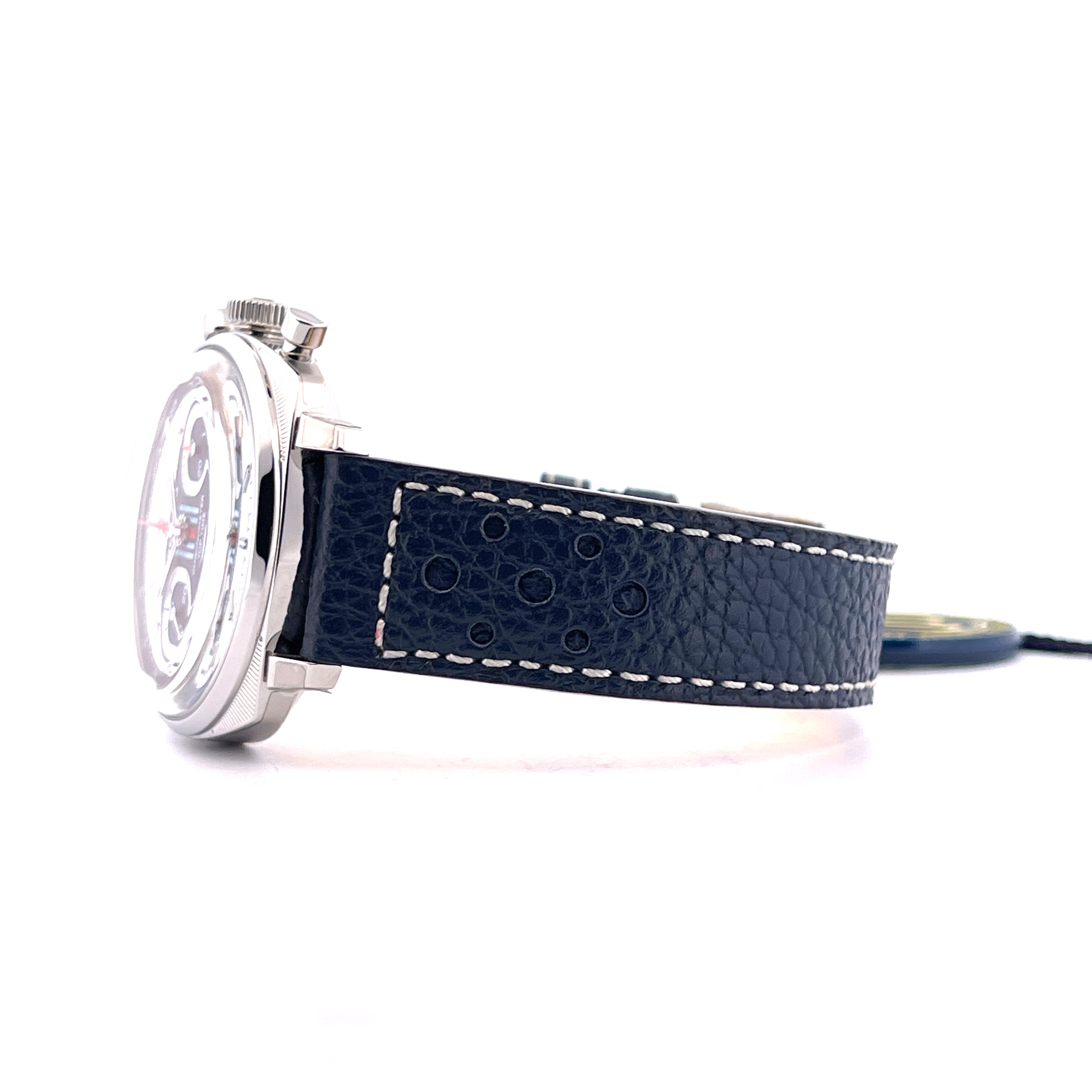 Breitling Top Time B01 Martini Racing im Profil auf weißem Hintergrund, mit dunkelblauem Lederarmband