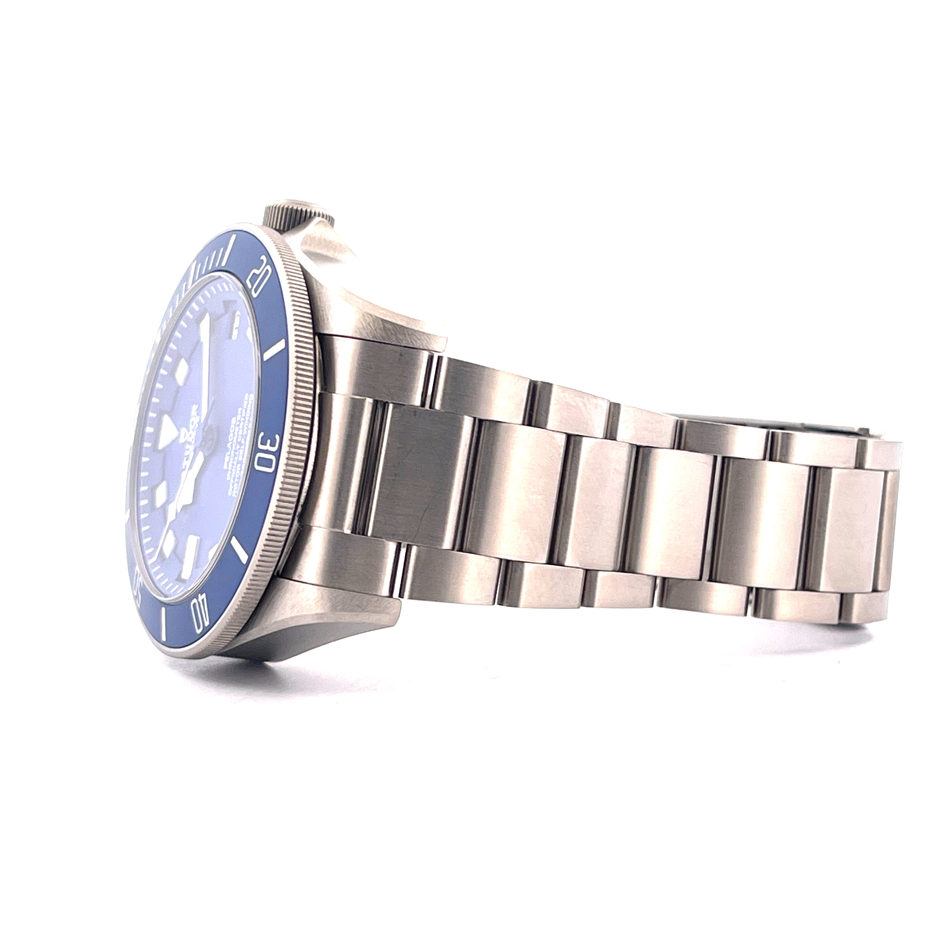 Tudor Pelagos Titan Blue Dial im Seitenprofil auf weißem Hintergrund mit Titanarmband und blauer Lünette