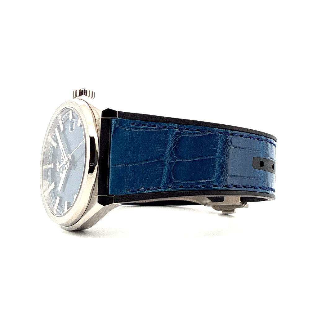 Zenith Defy Classic Titan (2024) mit blauem Krokolederarmband in Seitenansicht auf weißem Hintergrund