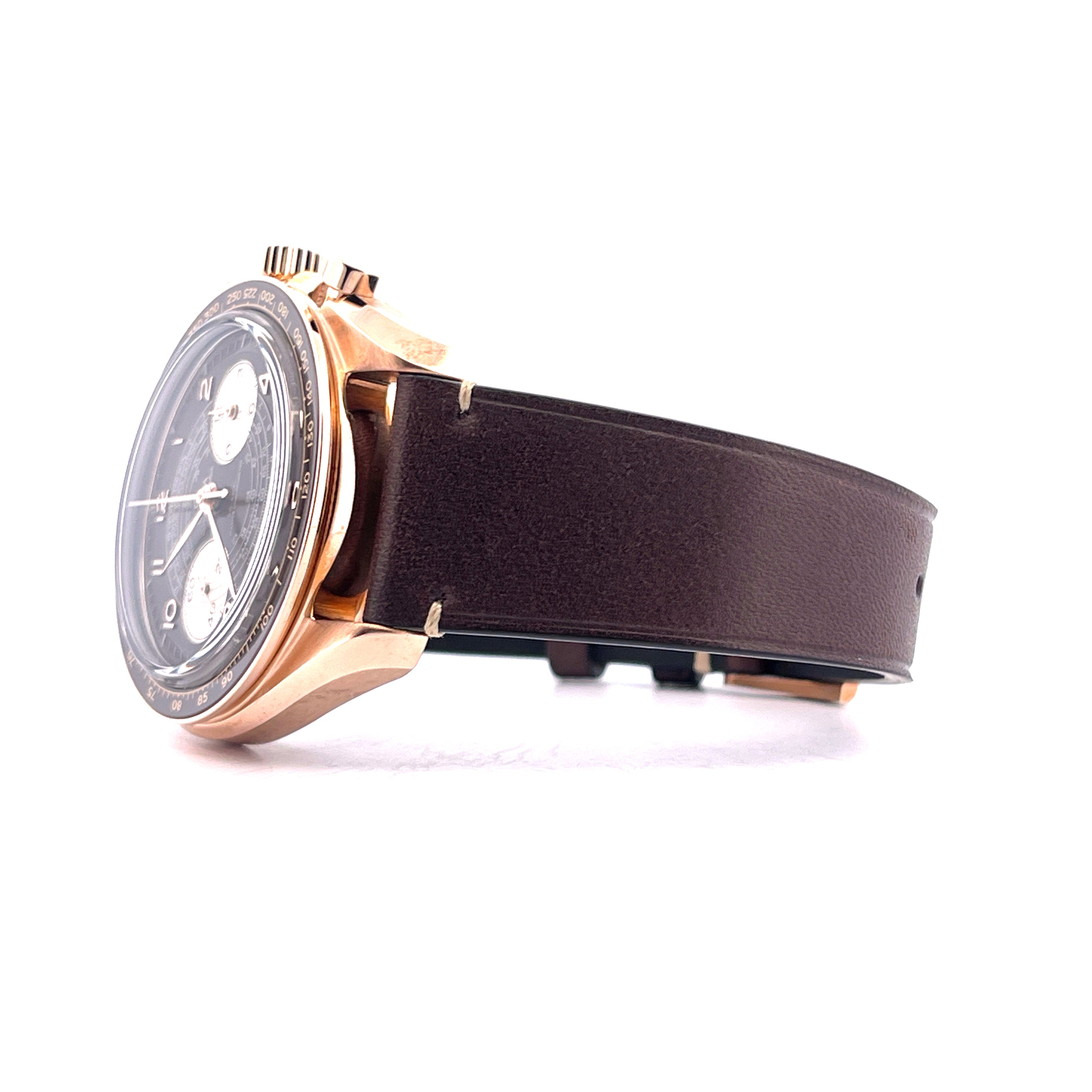 Omega Speedmaster Chronoscope Bronze & Gold, Seitenansicht mit braunem Lederband vor weißem Hintergrund
