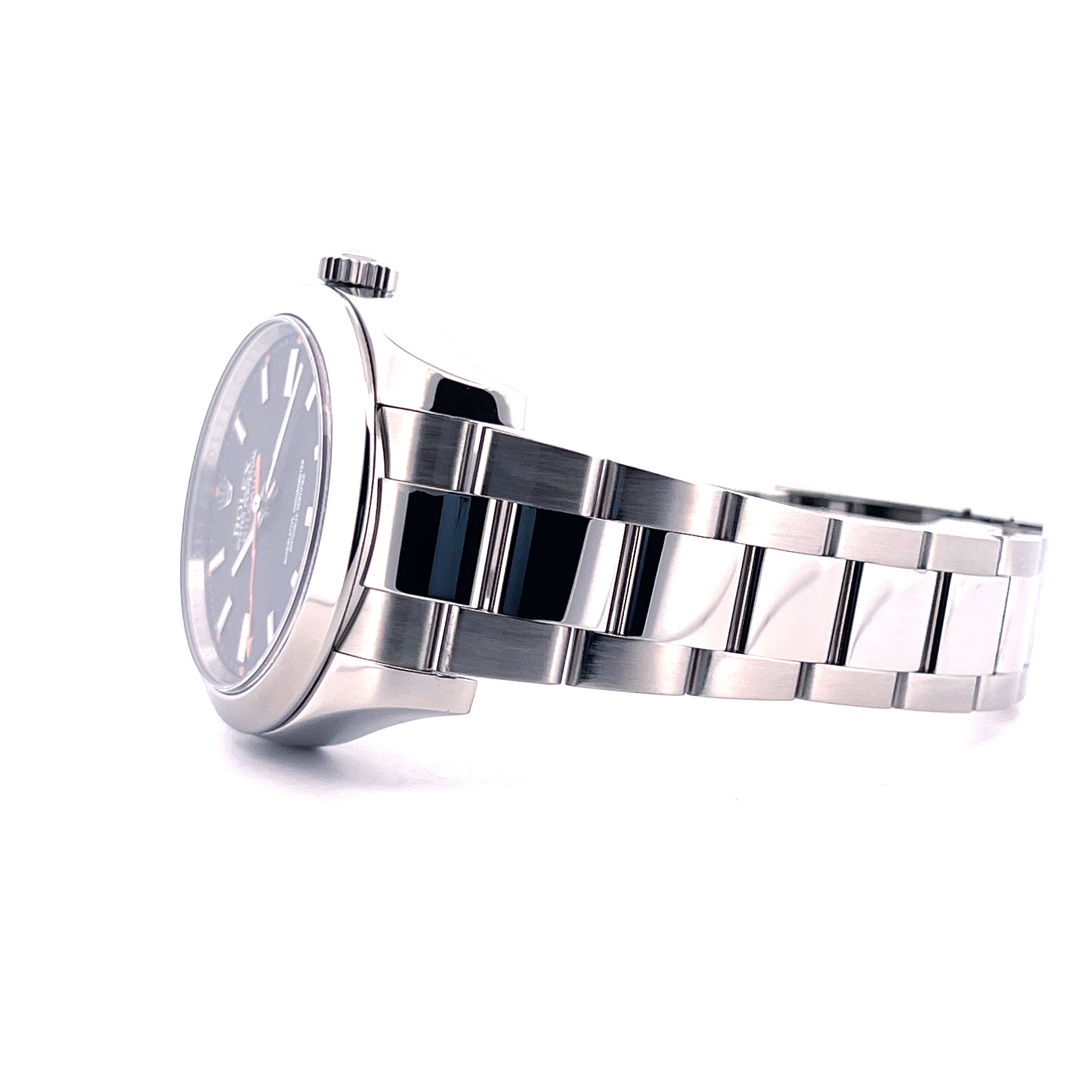 Rolex Milgauss 116400 mit schwarzem Zifferblatt, Stahlgehäuse und Oyster-Armband im Seitenprofil auf weißem Hintergrund