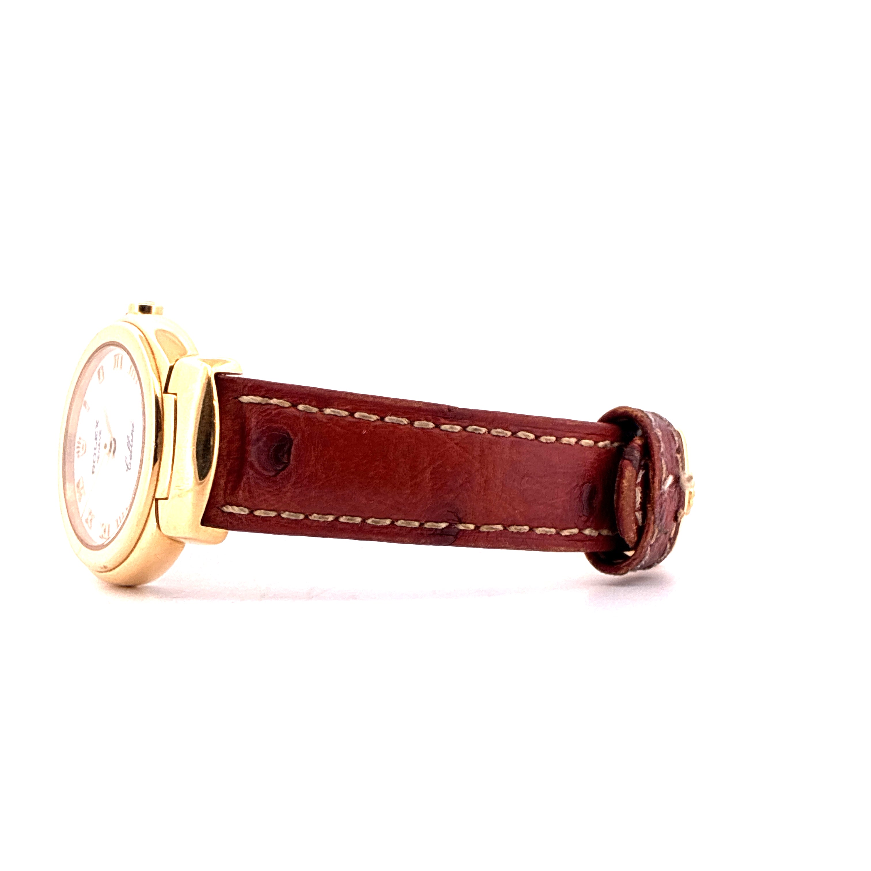 Rolex Cellini mit braunem Lederarmband in Seitenansicht auf weissem Hintergrund