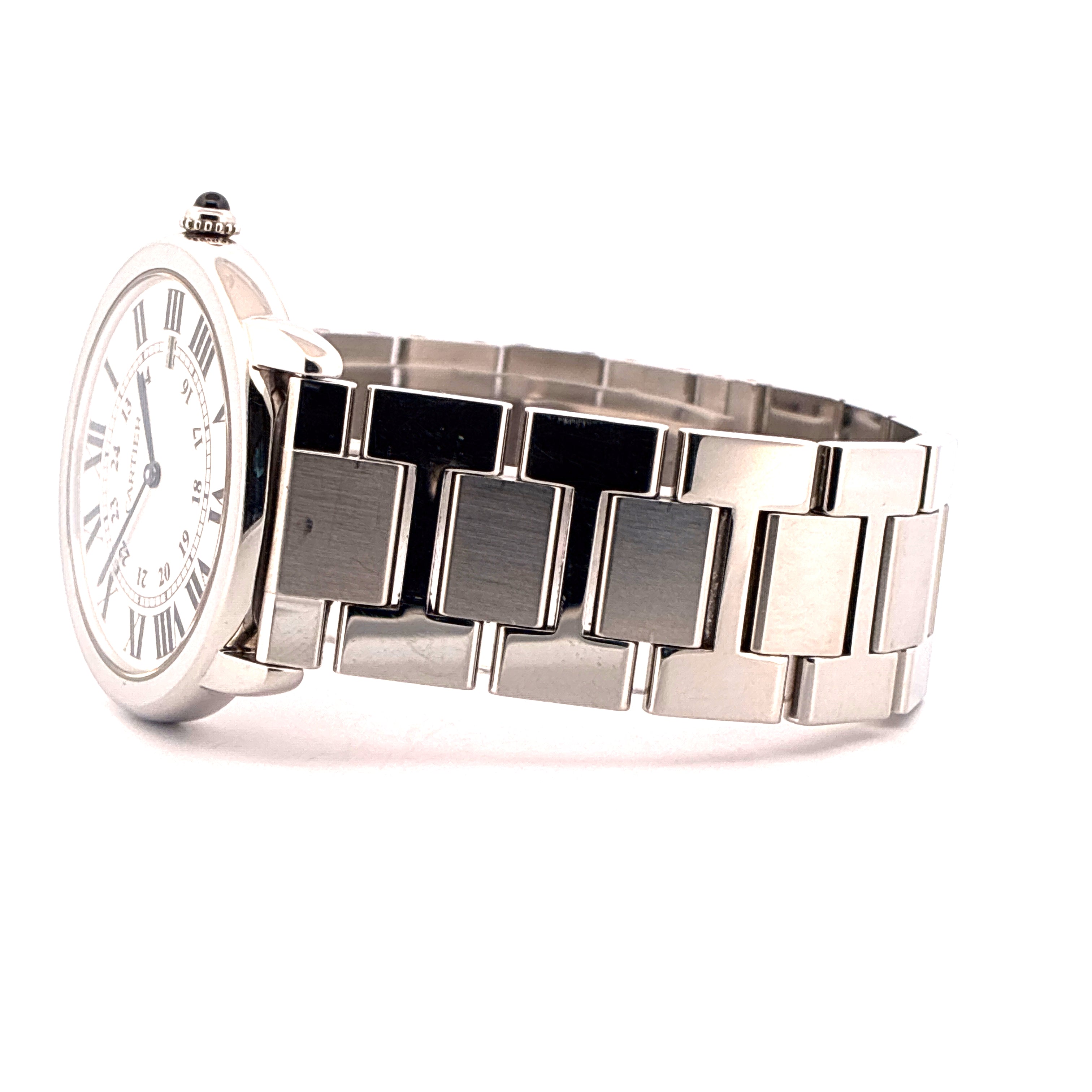 Cartier Ronde Solo de Cartier Quarz Uhr mit Edelstahlgehäuse und Metallarmband auf weißem Hintergrund