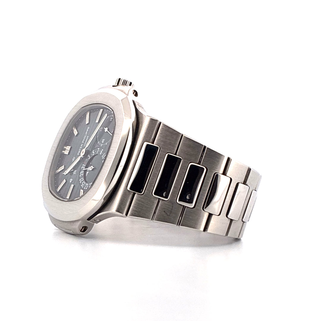 Patek Philippe Nautilus 5712/1A-001 Edelstahl, Ansicht von der Seite auf graues Zifferblatt und Stahlband