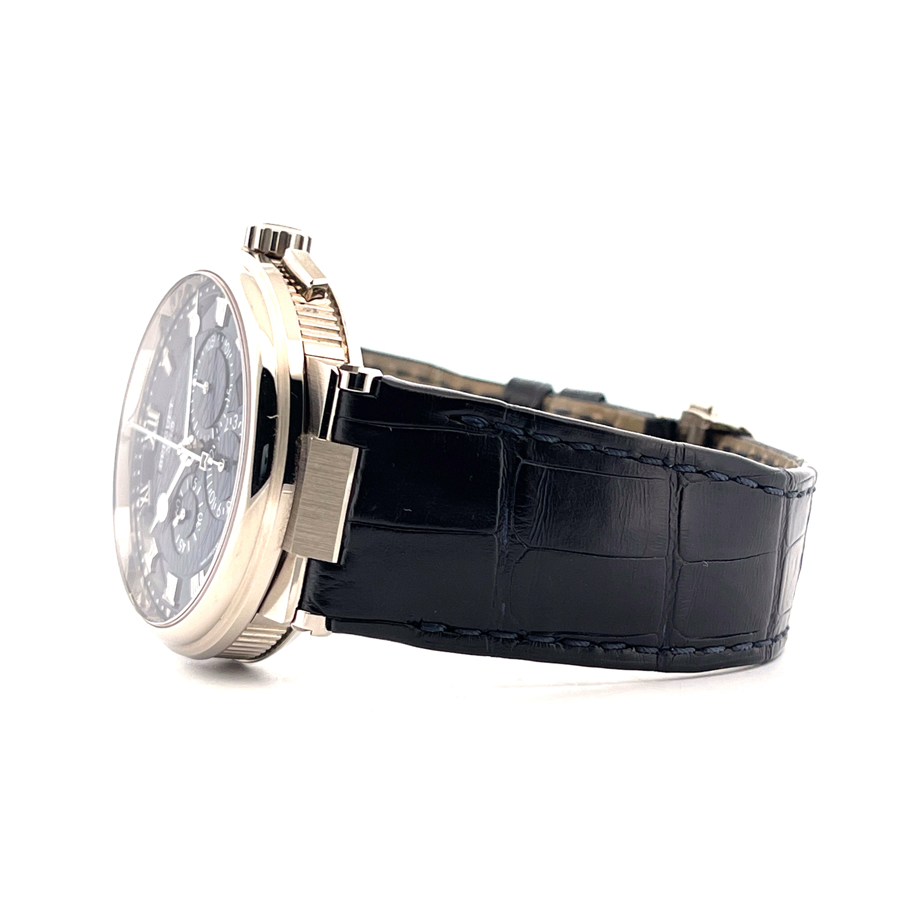 Breguet Marine 5527BB Roségold Automatik mit blauem Zifferblatt und schwarzem Lederarmband im Profil auf weißem Hintergrund