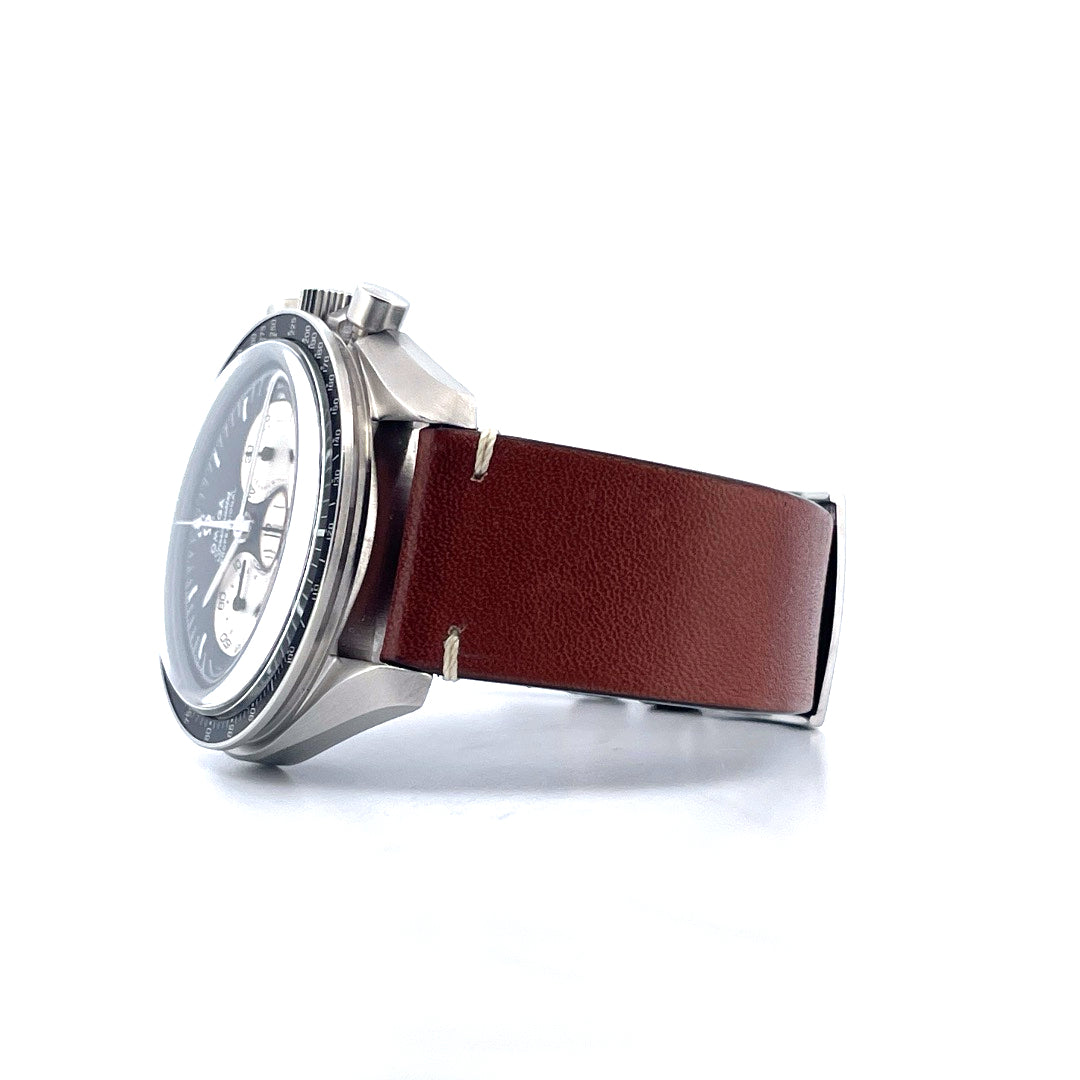 Omega Speedmaster im Profil mit braunem Lederarmband auf weissem Hintergrund