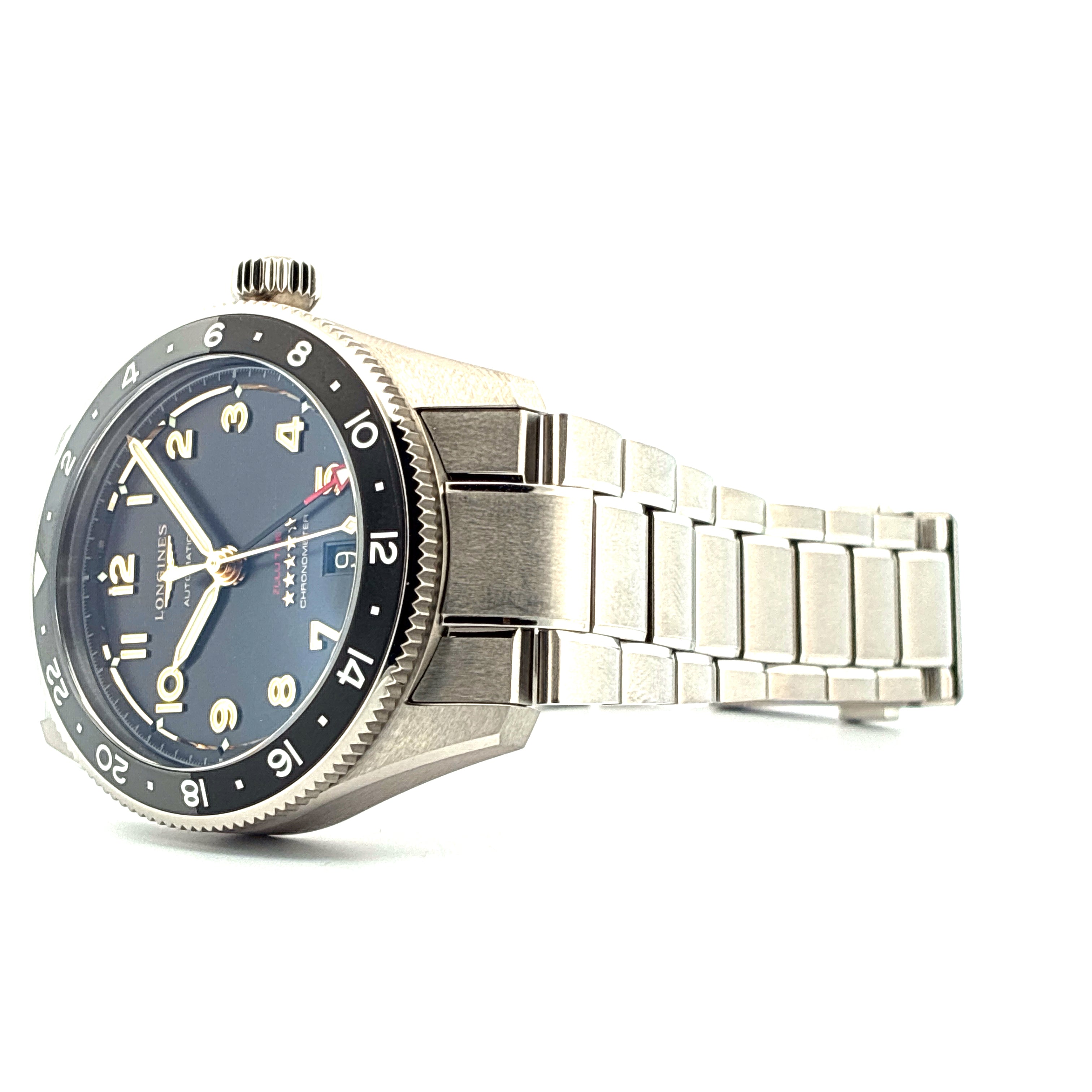 Longines Spirit Zulu Time 39mm im Seitenprofil mit blauem Zifferblatt und Stahlband auf weissem Hintergrund