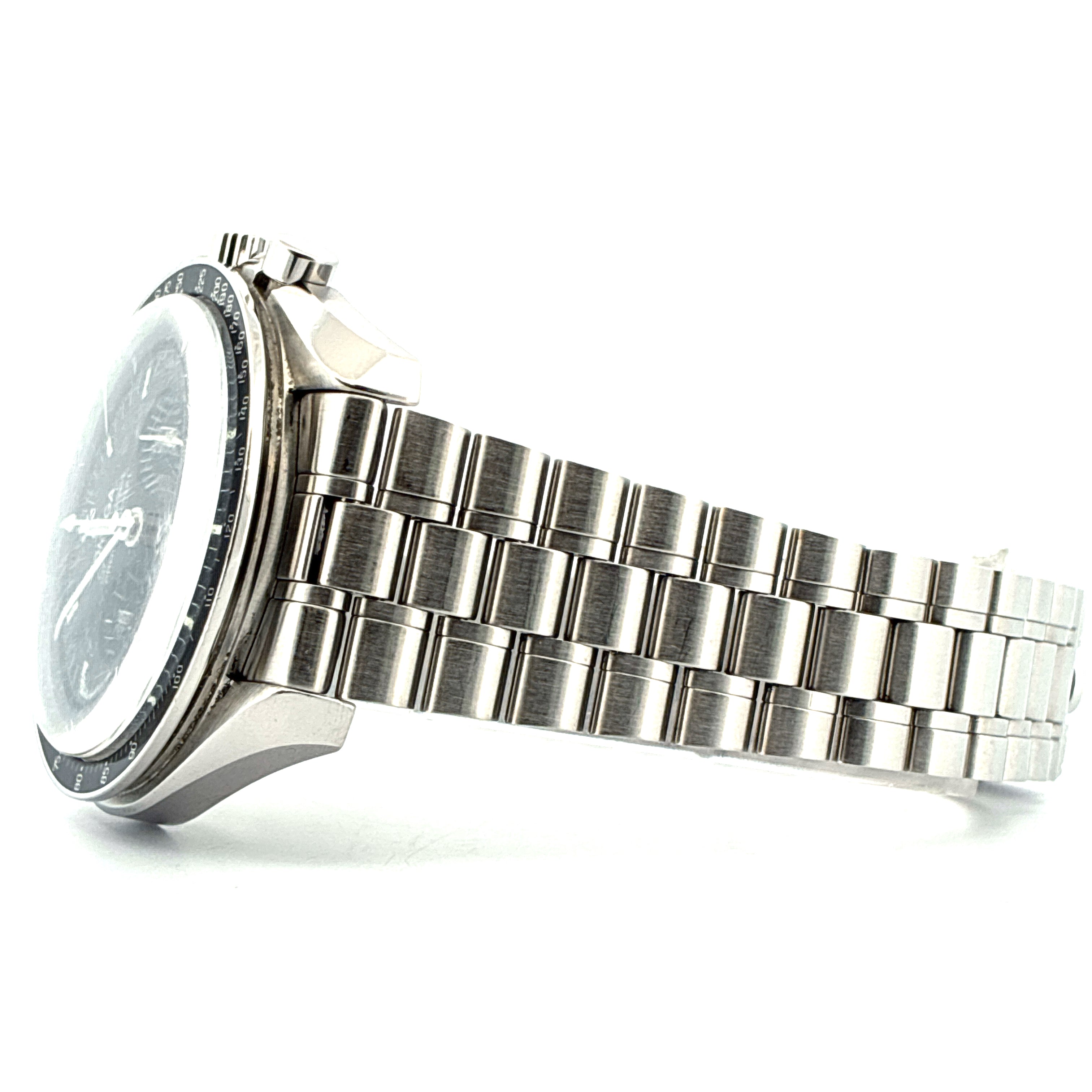 Omega Speedmaster Professional Moonwatch im Detail mit Edelstahlarmband auf weissem Hintergrund
