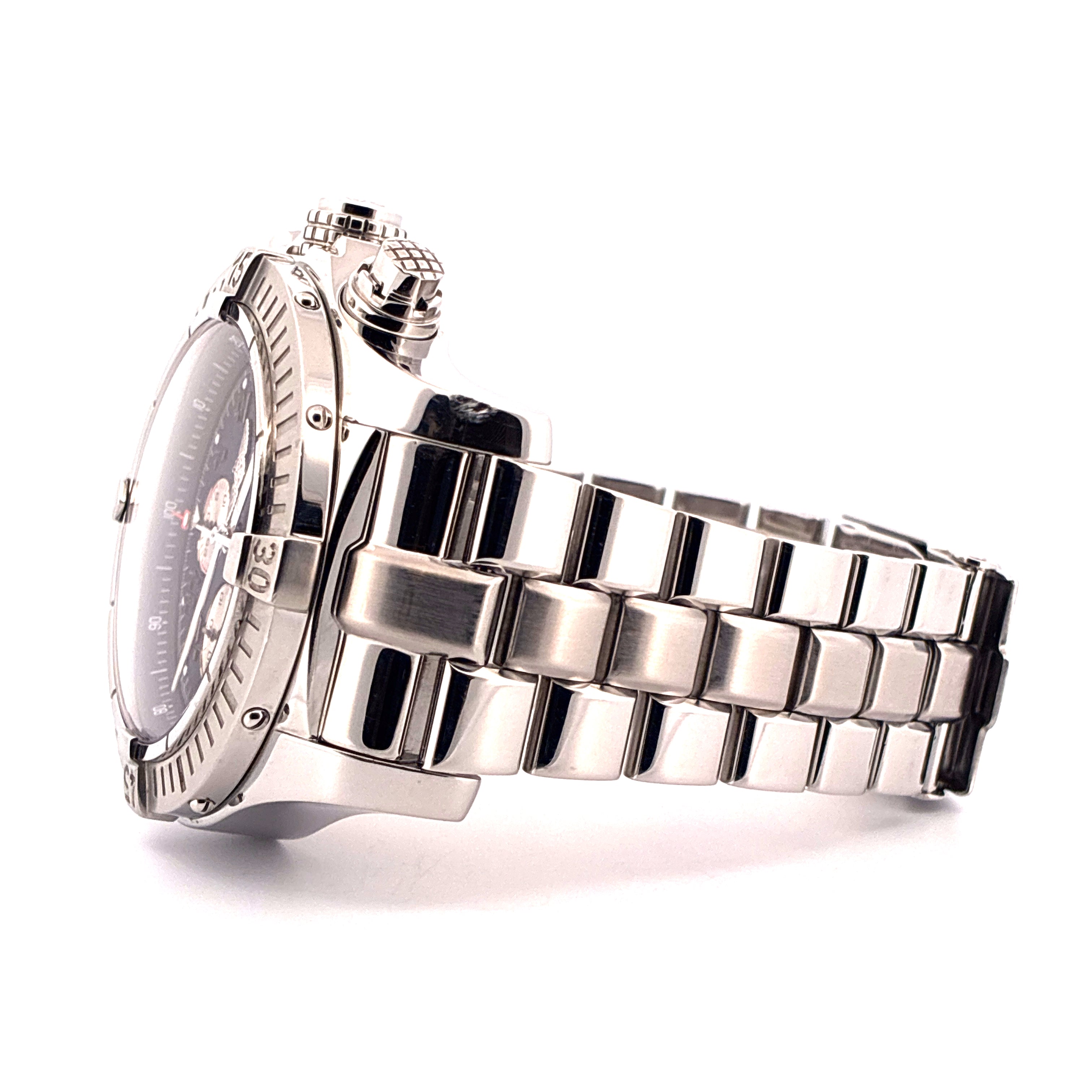 Breitling Super Avenger mit blauem Zifferblatt und Stahlarmband im Seitenprofil