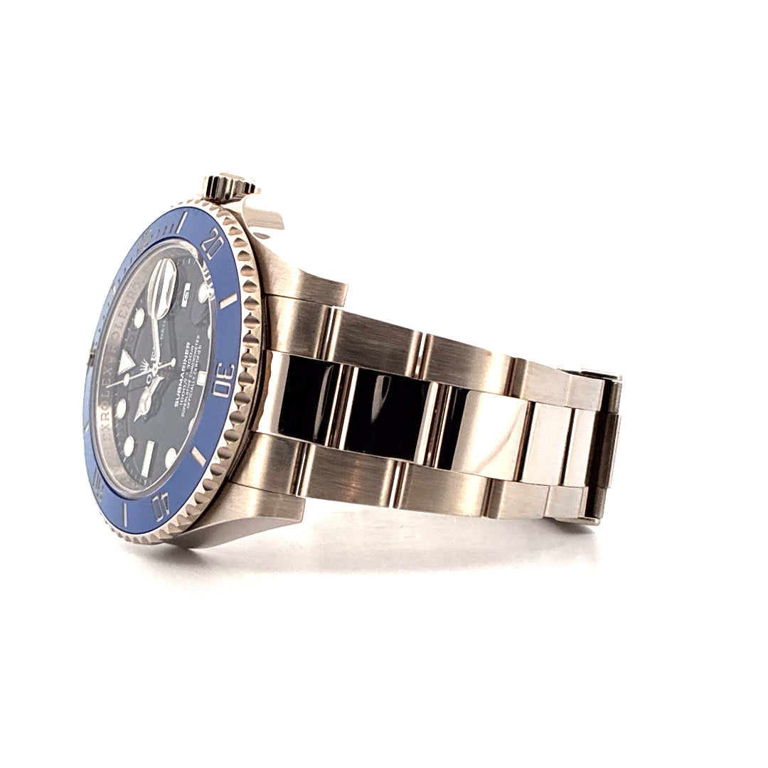 Rolex Submariner Date 2022 Weißgold mit blauem Zifferblatt und Stahlarmband im Seitenprofil