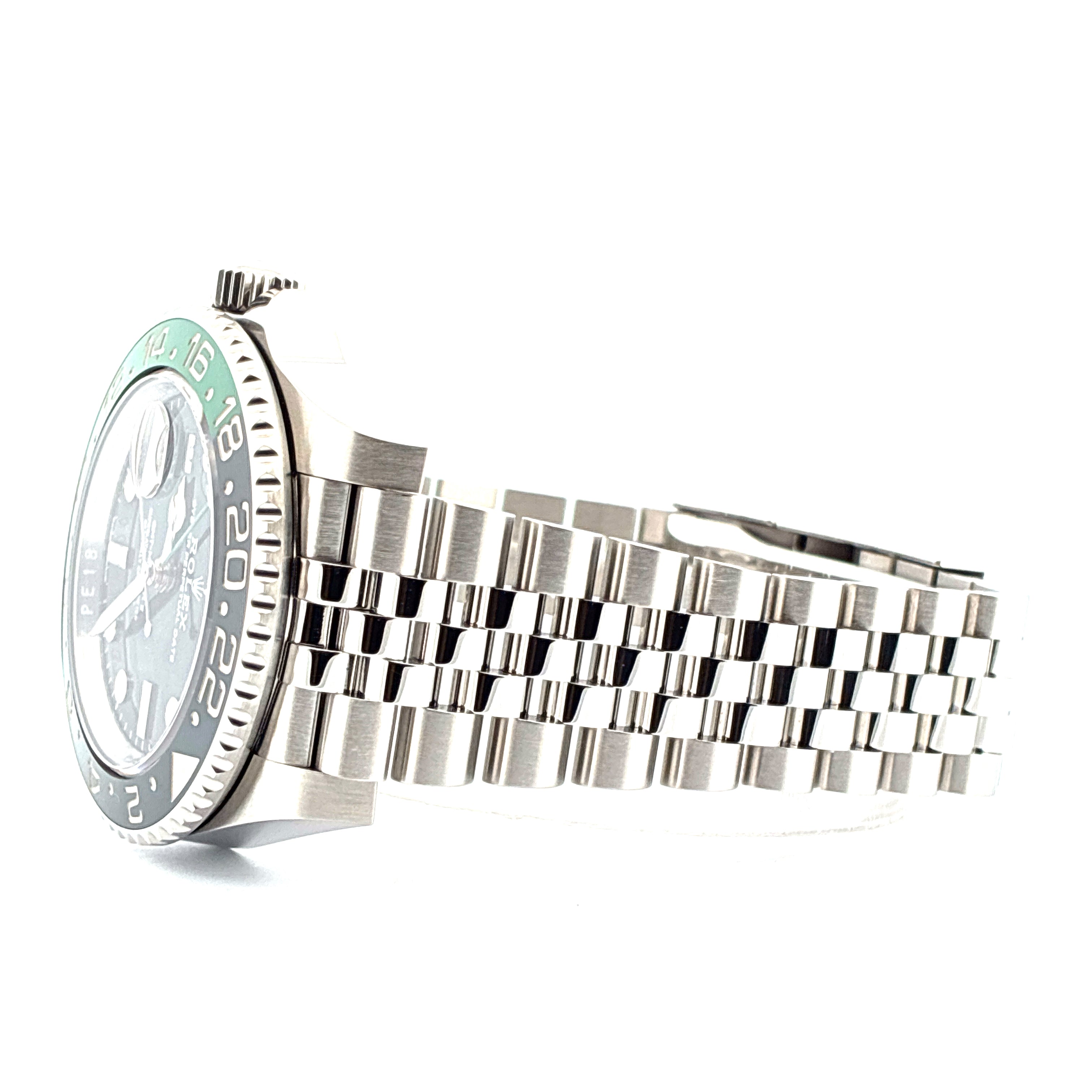 Rolex GMT-Master II Sprite Jubilee, Seitenansicht, Edelstahl mit grüner Lünette auf weißem Hintergrund