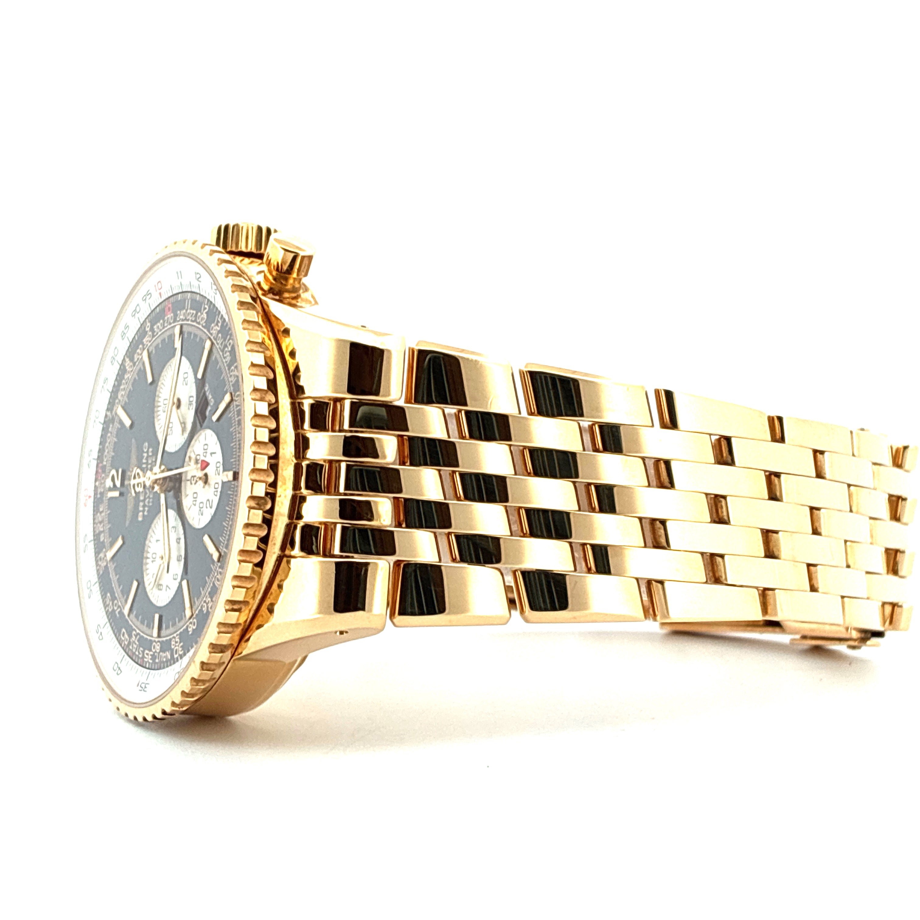 Breitling Navitimer Heritage aus Gelbgold, Seitenansicht, auf weißem Hintergrund mit goldfarbenem Armband